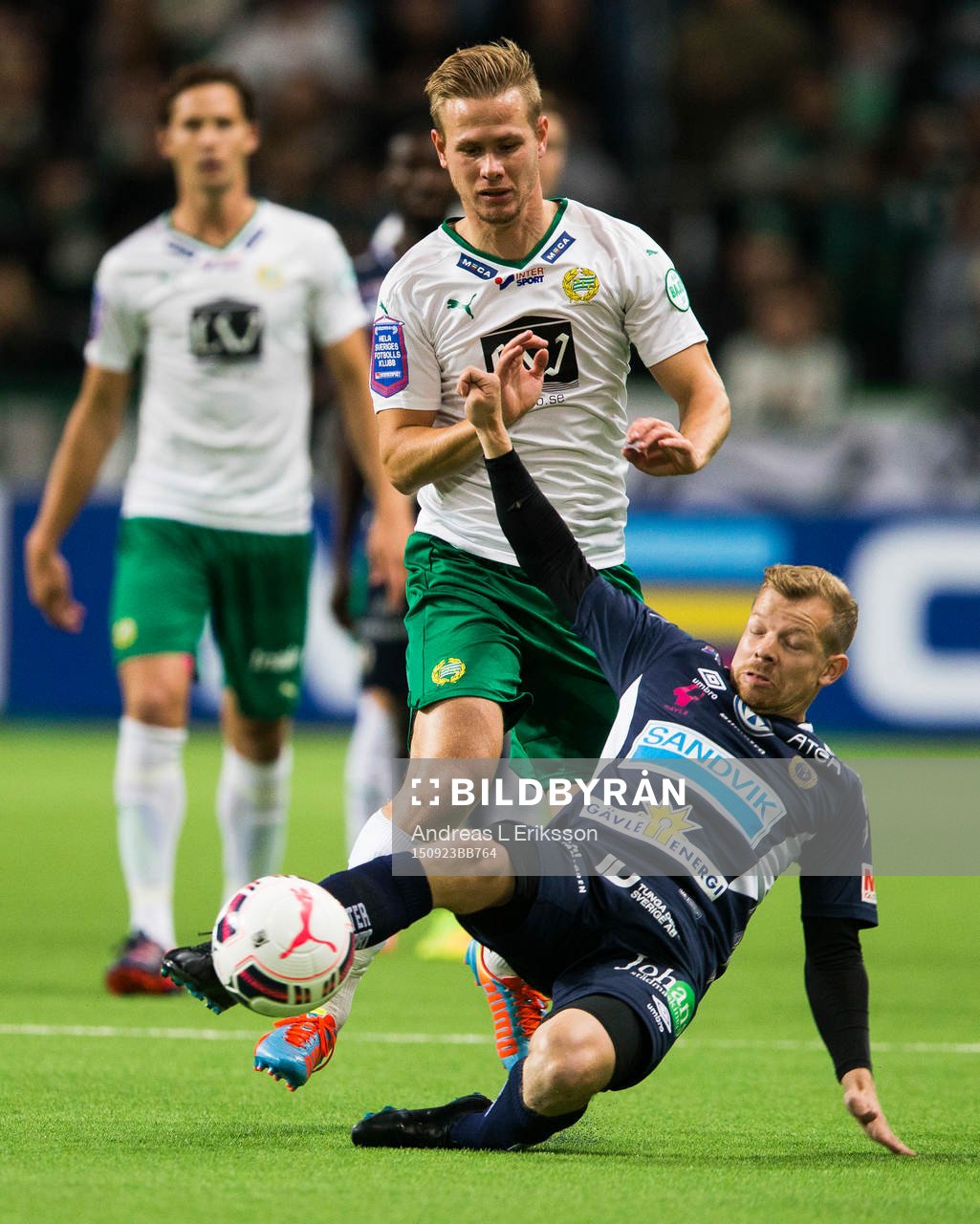 Hammarbys Erik Israelsson i kamp om bollen med Gefles Jonas