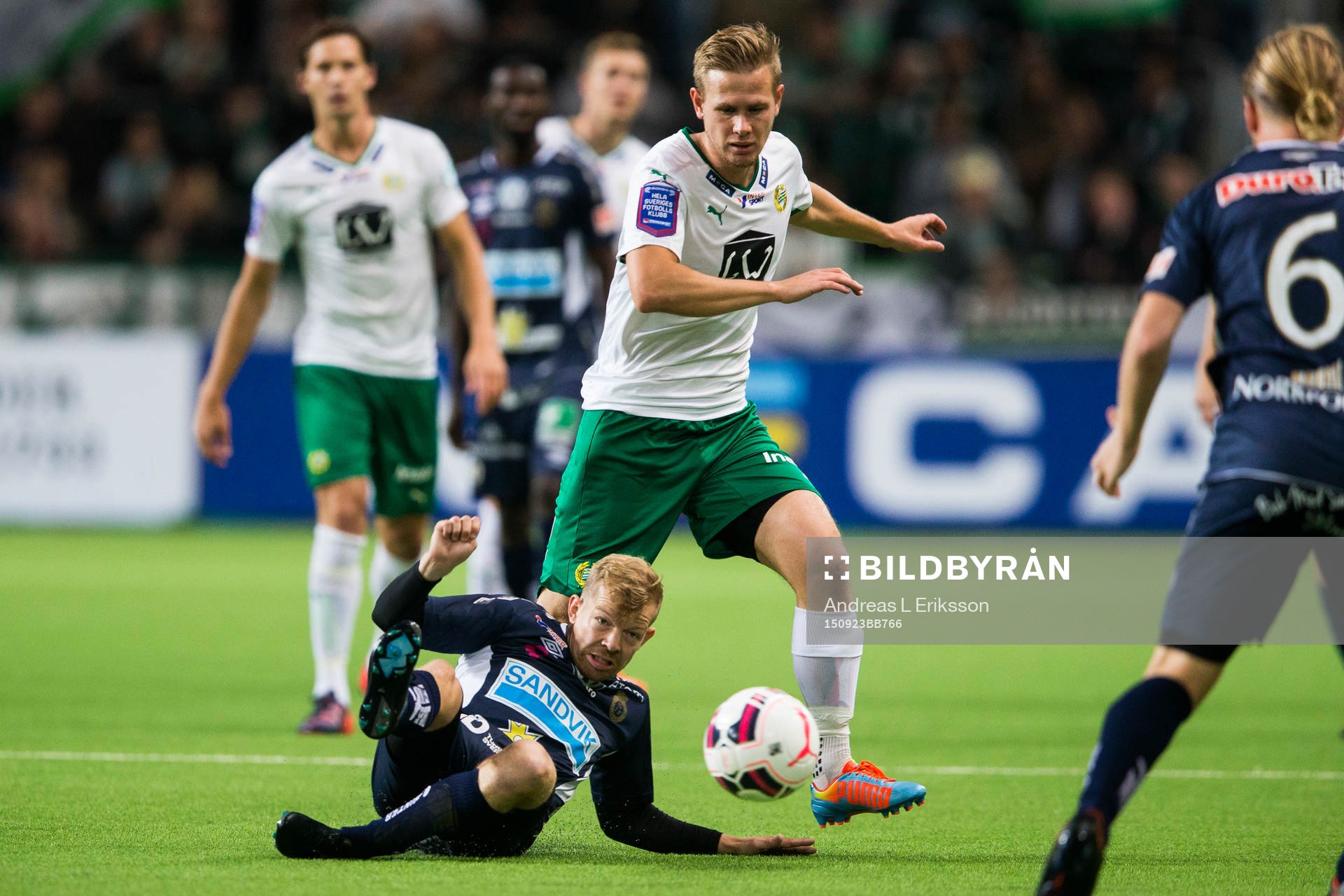 Hammarbys Erik Israelsson i kamp om bollen med Gefles Jonas