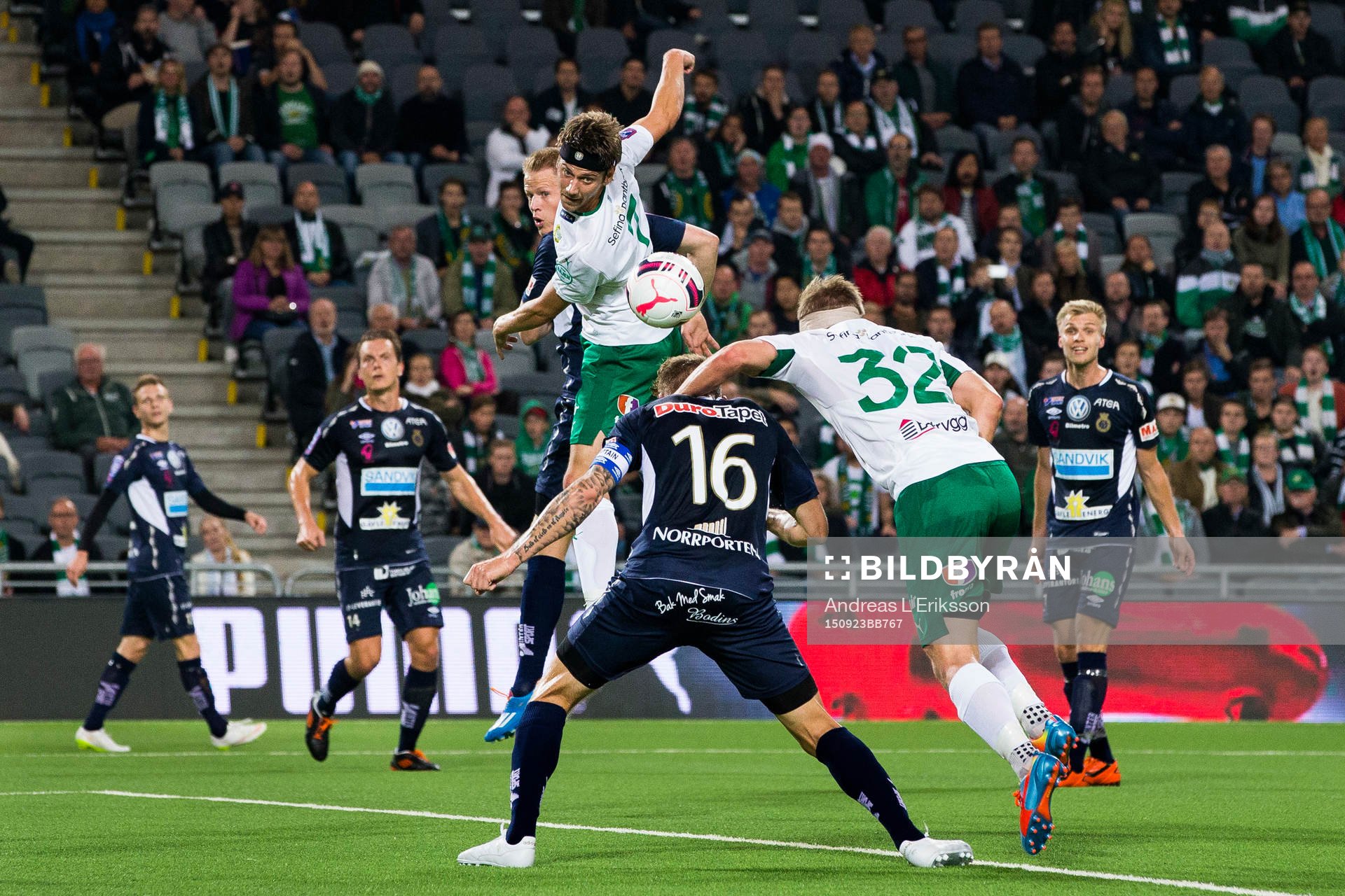 Hammarbys Jakob Orlov nickar bollen