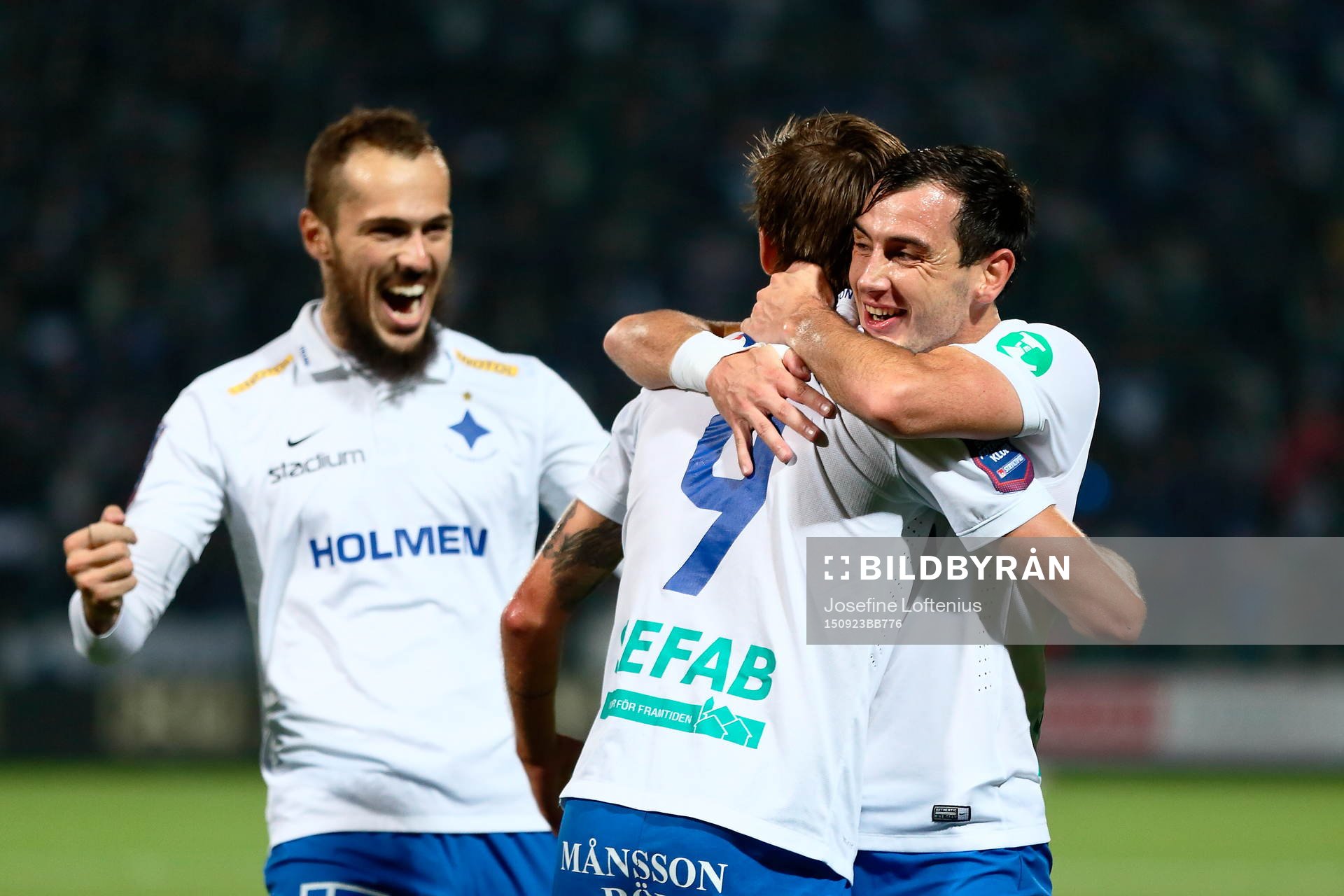 Norrköpings Nikola Tkalcic kramar om målgörare Arnor Ingvi Traustason efter 1-0-målet och i bakgrunden firar Emir Kujovic under fotbollsmatchen i Allsvenskan mellan Norrköping och Djurgården den 23 september 2015 i Norrköping.
