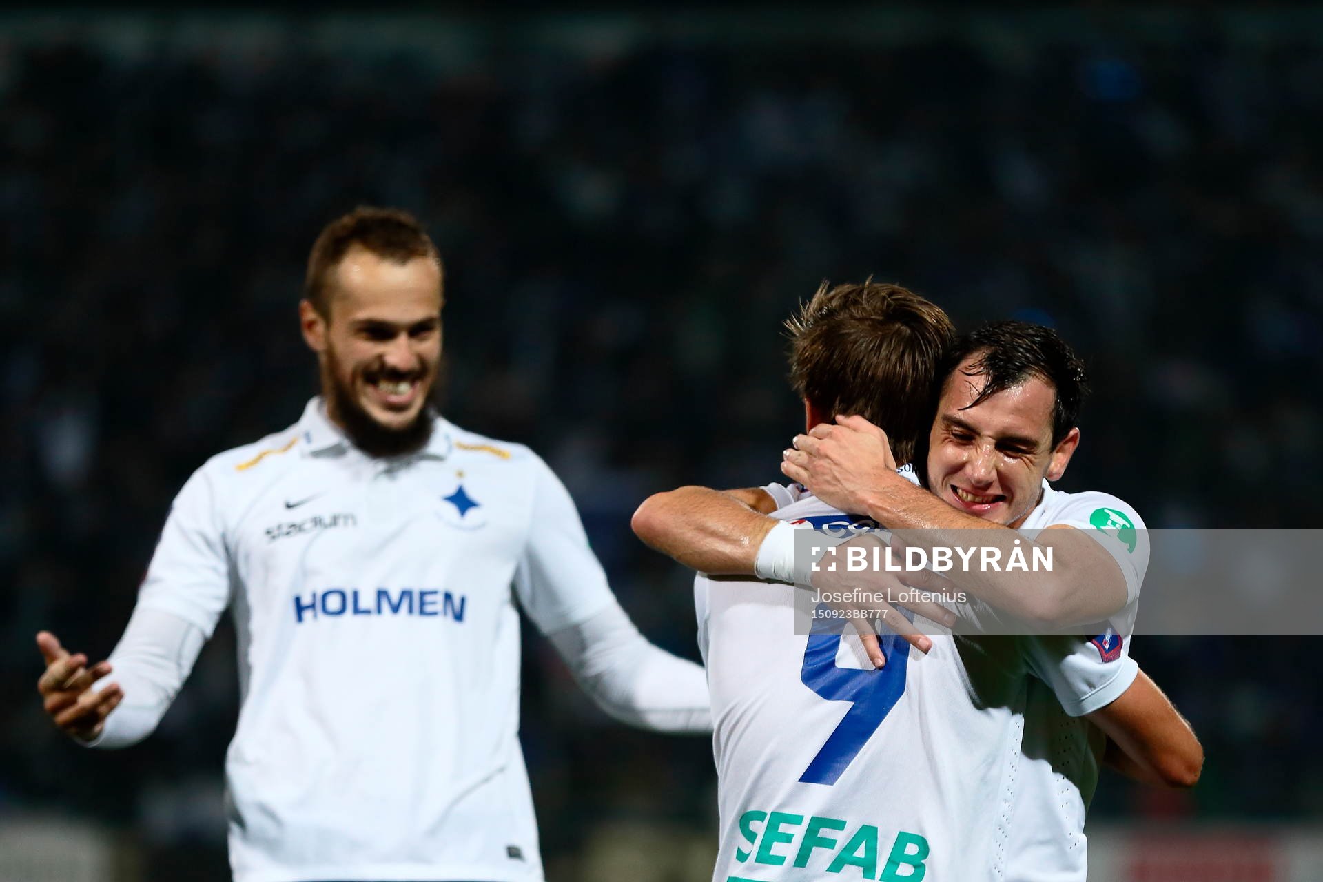 Norrköpings Nikola Tkalcic kramar om målgörare Arnor Ingvi Traustason efter 1-0-målet och i bakgrunden firar Emir Kujovic under fotbollsmatchen i Allsvenskan mellan Norrköping och Djurgården den 23 september 2015 i Norrköping.