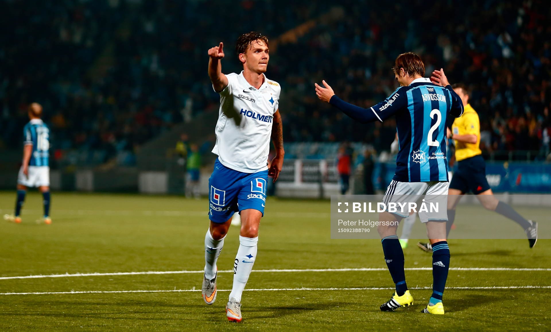 Norrköpings Linus Wahlqvist jublar och Djurgårdens Jesper
