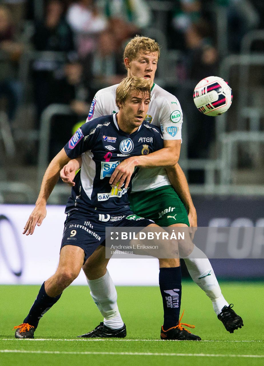 Gefles Johan Oremo i kamp om bollen med Hammarbys Lars
