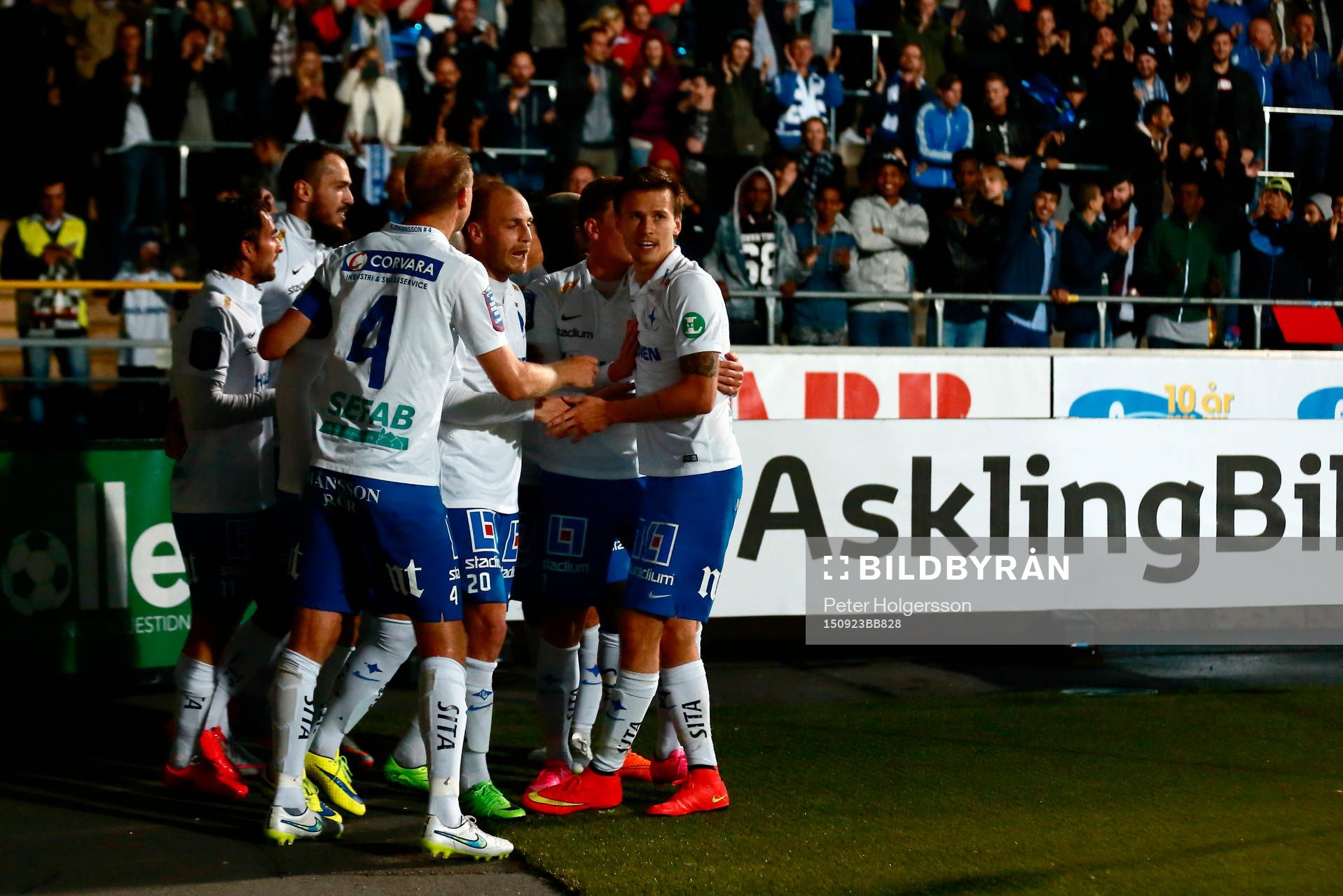 Norrköpings spelare jublar efter mål 4-2 av Emir Kujovic under fotbollsmatchen i Allsvenskan mellan Norrköping och Djurgården den 23 september 2015 i Norrköping.