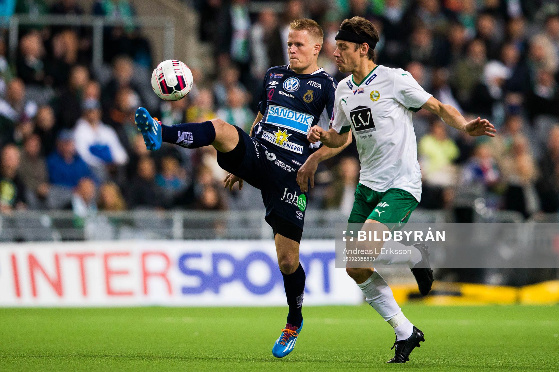 Gefles Martin Rauschenberg i kamp om bollen med Hammarbys