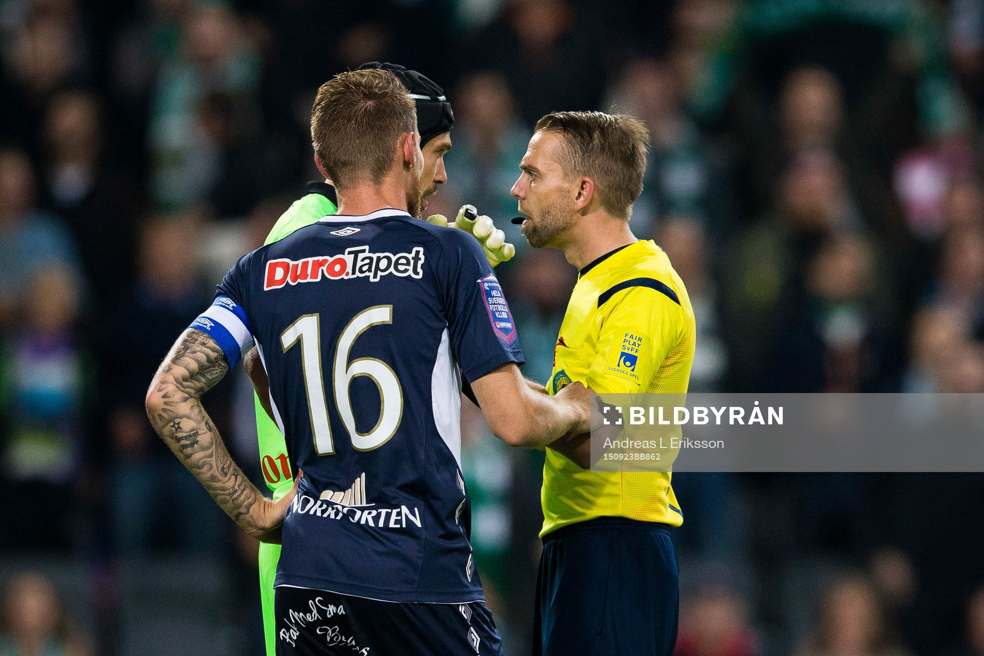 Gefles målvakt Emil Hedvall och David Fällman talar med