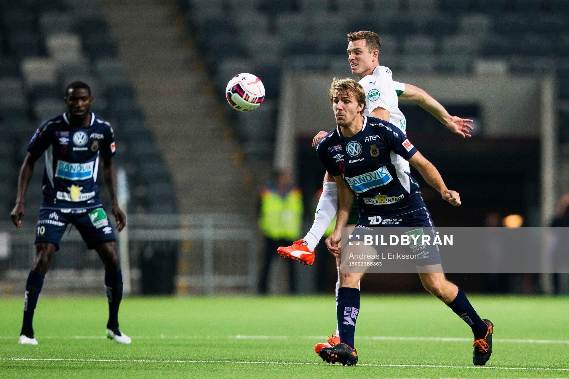 Hammarbys Richard Magyar i kamp om bollen med Gefles Johan