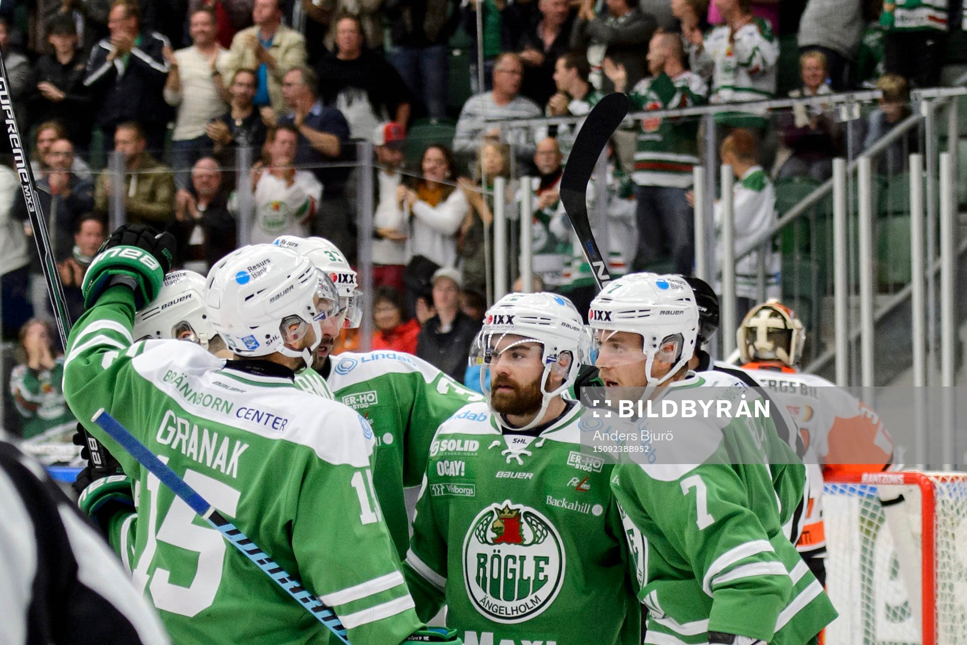 Rögles Dominik Granak (v) och Jack Connolly (m) fiara