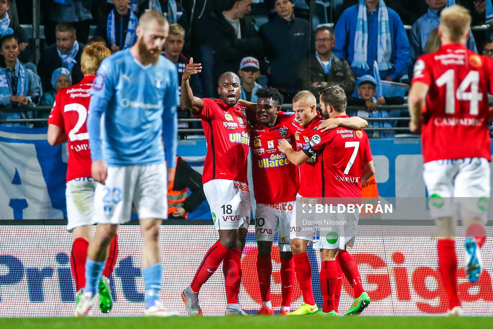 Falkenbergs spelare firar