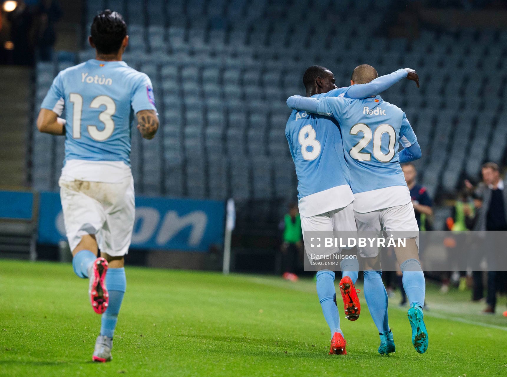 Malmös Vladimir Rodic och Yoshimar Yotùn och Enock Kofi Adu jublar efter 3-1 målet under fotbollsmatchen i allsvenskan mellan Malmö FF och Falkenberg  den 23 September 2015 i Malmö.