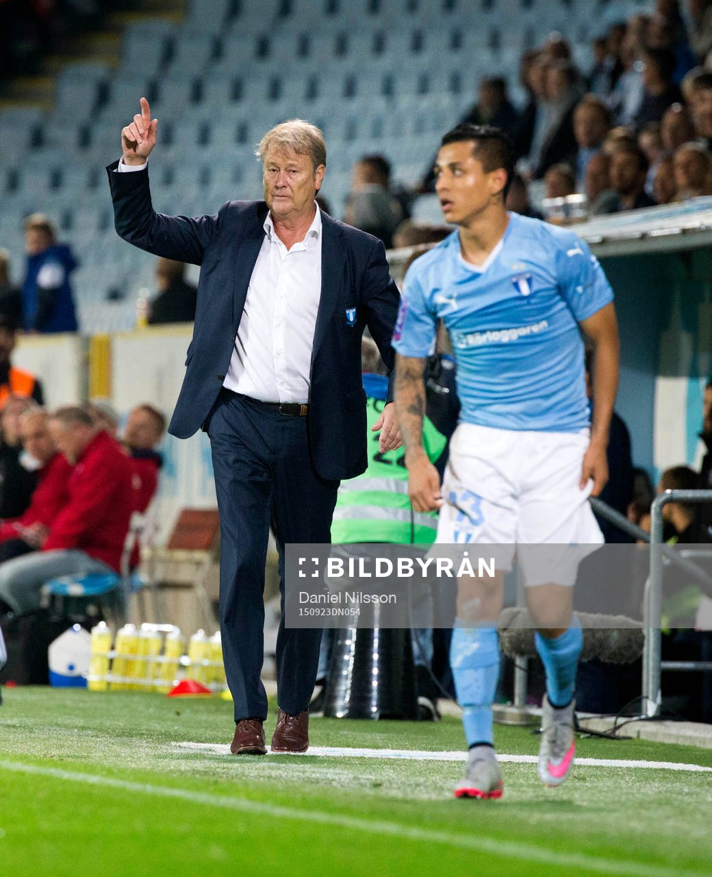Malmös tränare Åge Hareide vinkade till publiken när de