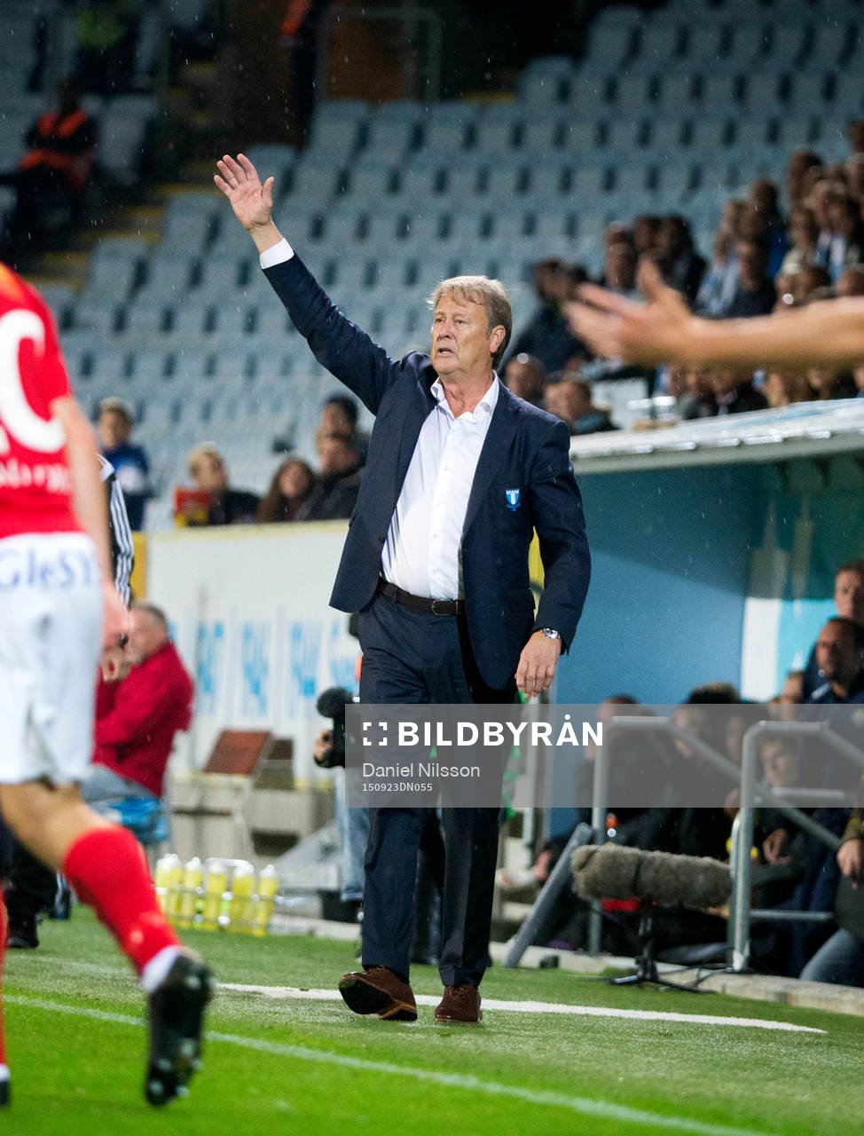 Malmös tränare Åge Hareide vinkade till publiken när de