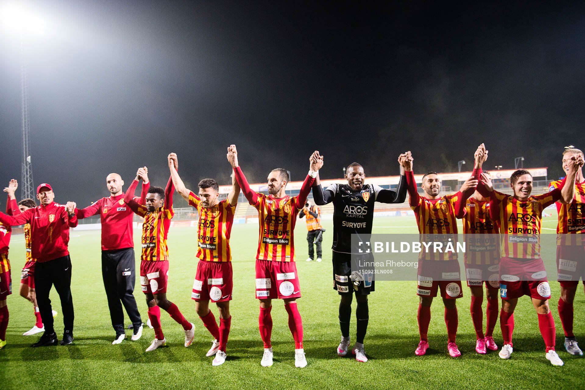 Syrianskas spelare firar segern under fotbollsmatchen i Superettan mellan Syrianska och Degerfors den 23 september 2015 i Stockholm. 