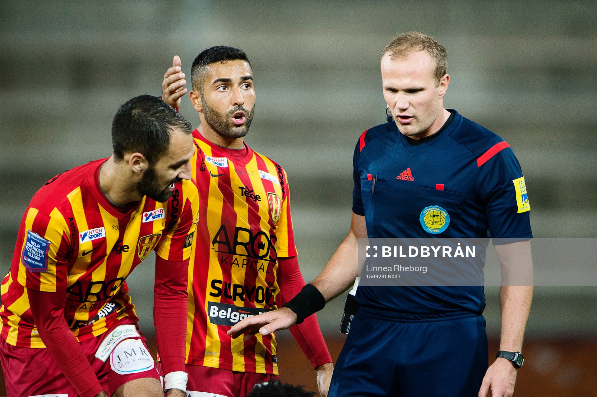 Syrianskas Saman Ghoddos protesterar mot domare Patrik