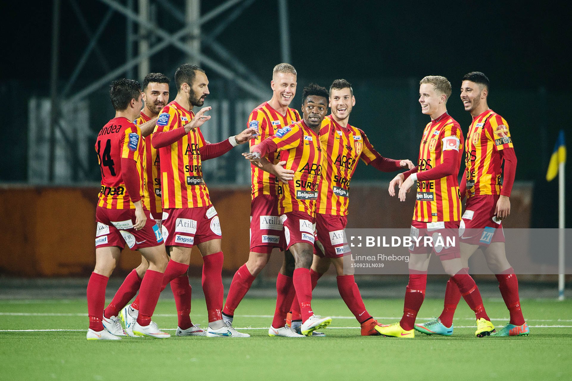 Syrianskas spelare gratulerar Success Chimankpa Nwosu
