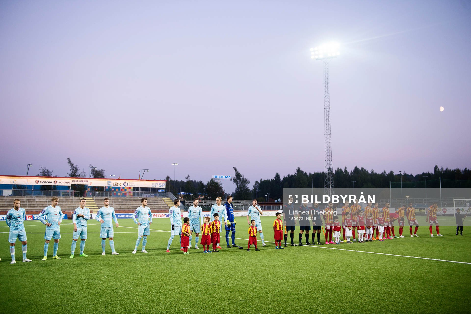 Syrianska och Degerfors ställer upp innan fotbollsmatchen