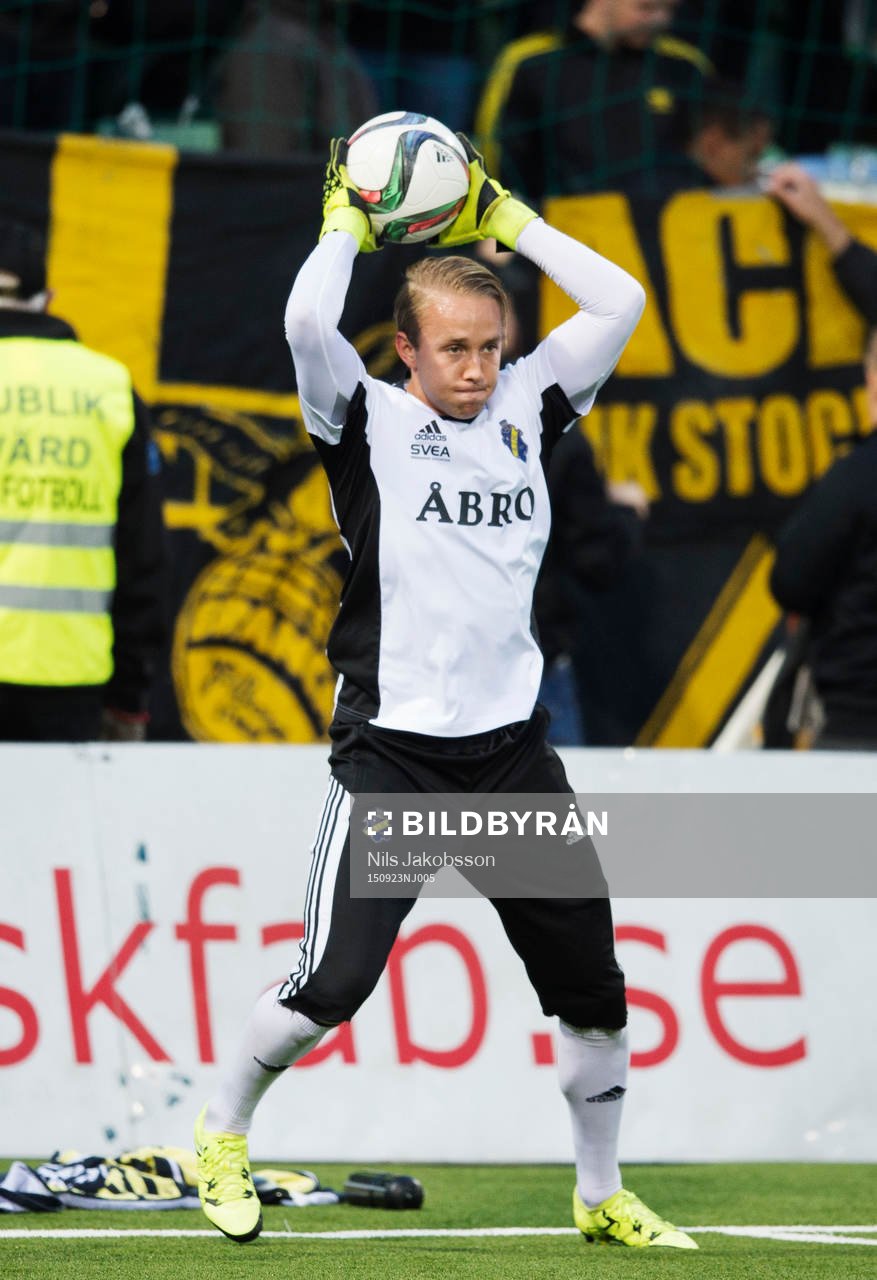 s målvakt Patrik Carlgren innan fotbollsmatchen i