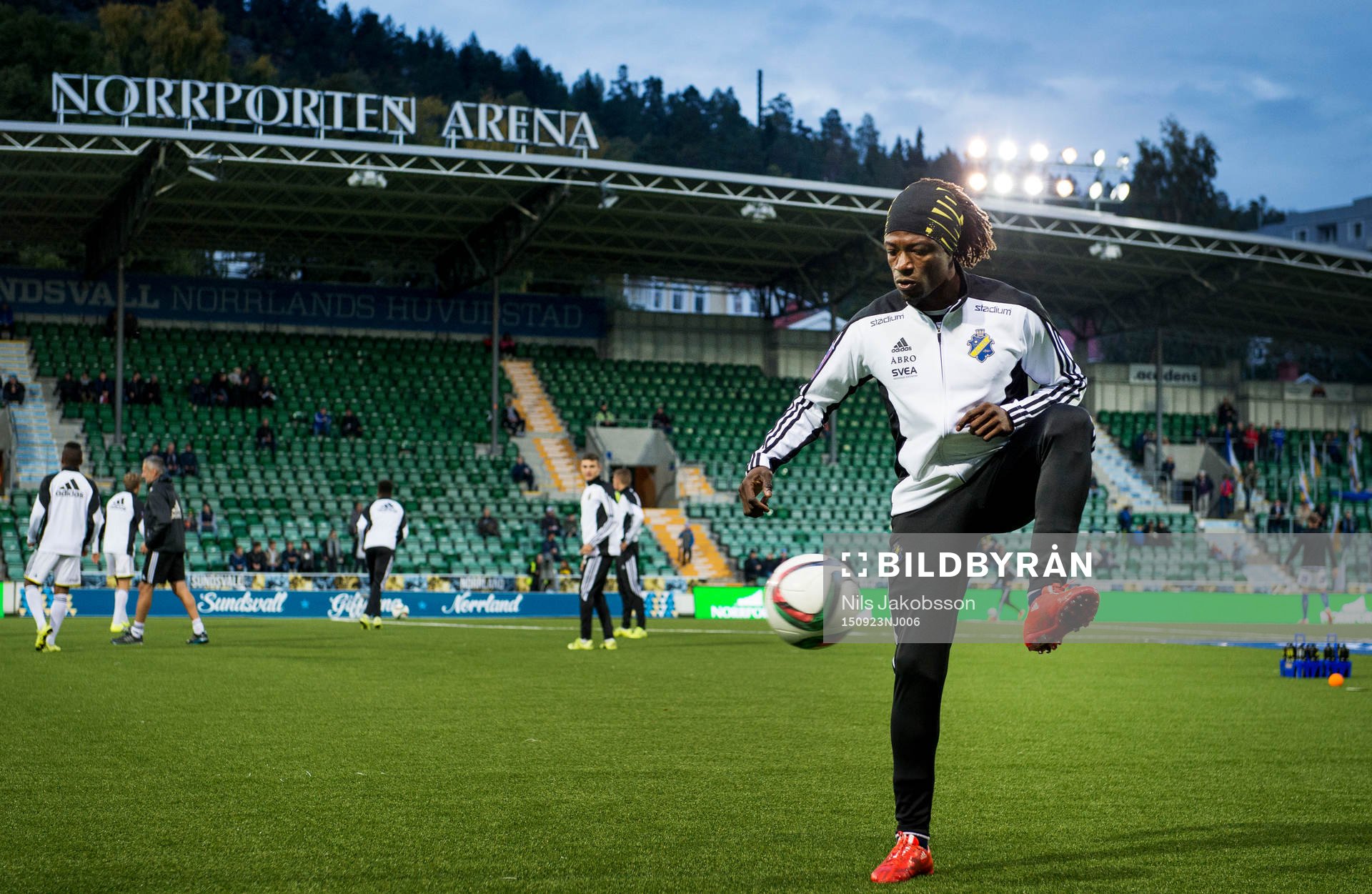 s Mohamed Bangura värmer upp innan fotbollsmatchen i