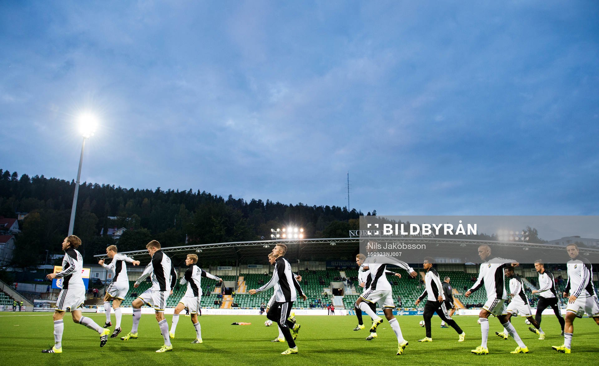 AIK värmer upp på Norrporten arena innan fotbollsmatchen