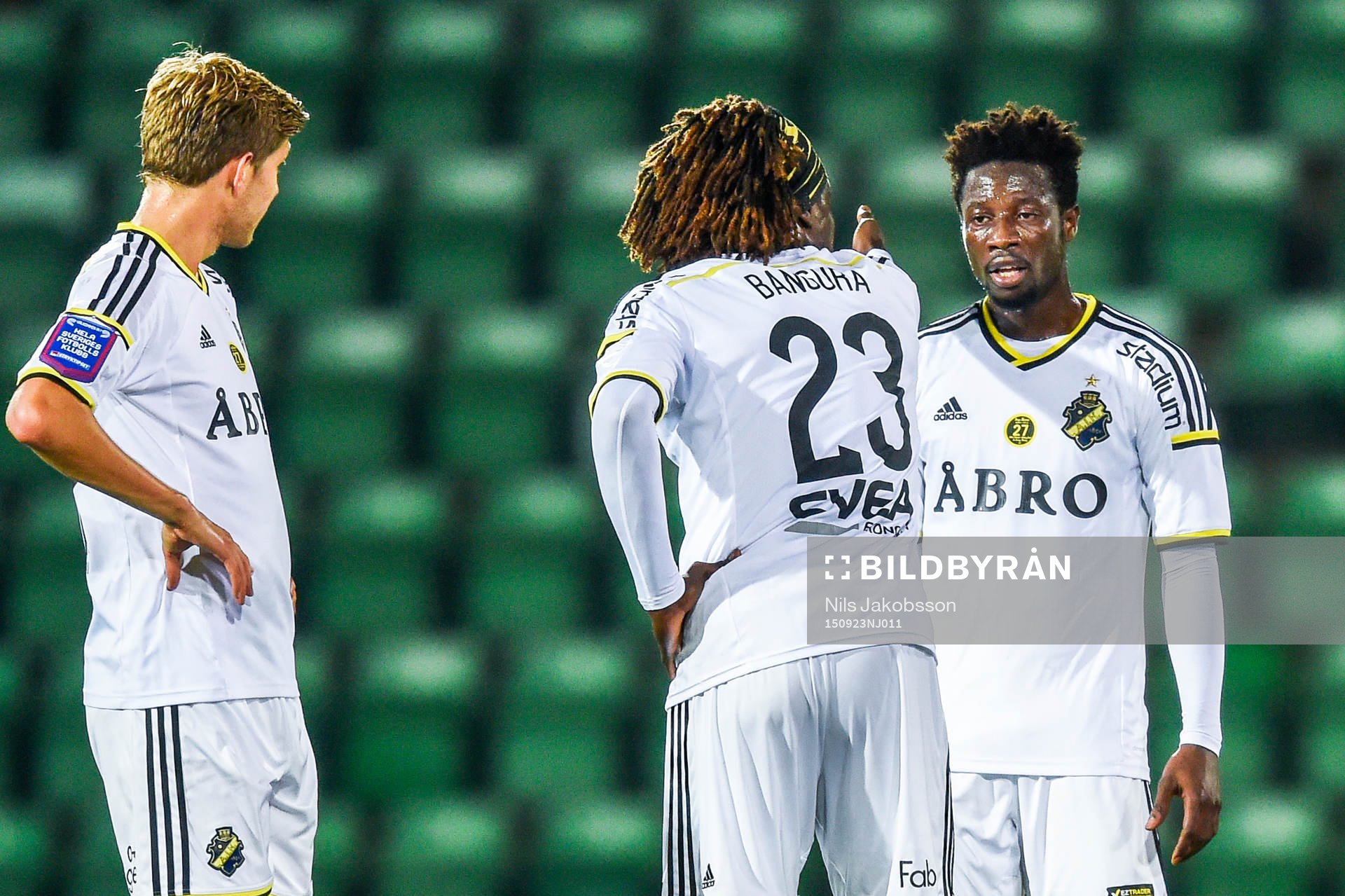 s Mohamed Bangura och Ebenezer Ofori i samtal