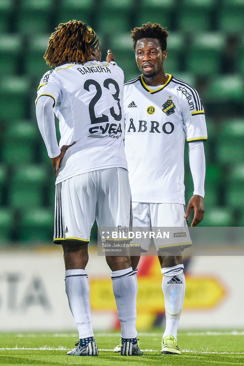 s Mohamed Bangura och Ebenezer Ofori i samtal