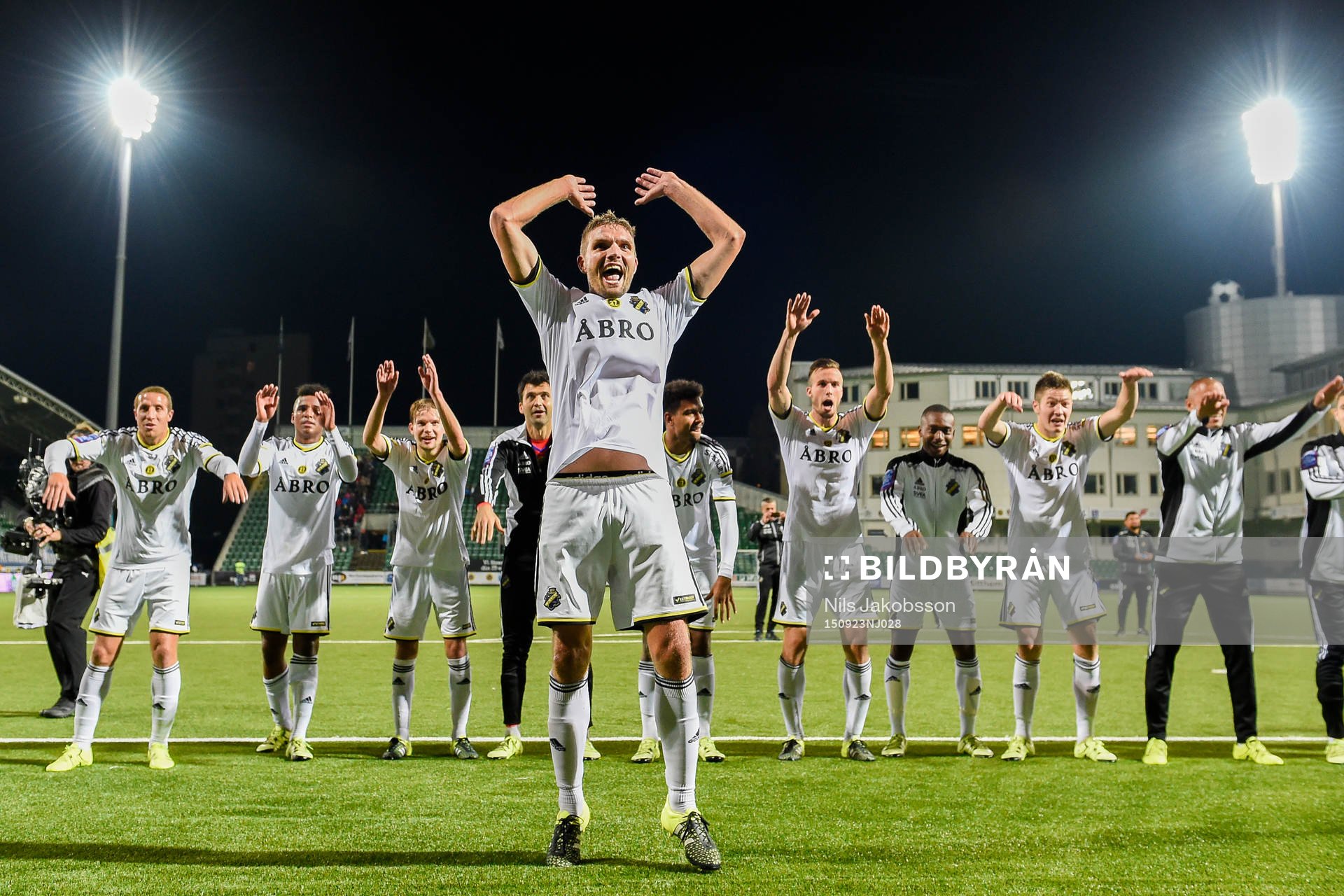 AIK:s spelare jublar efter fotbollsmatchen i Allsvenskan mellan GIF Sundsvall och AIK den 23 september 2015 i Sundsvall.