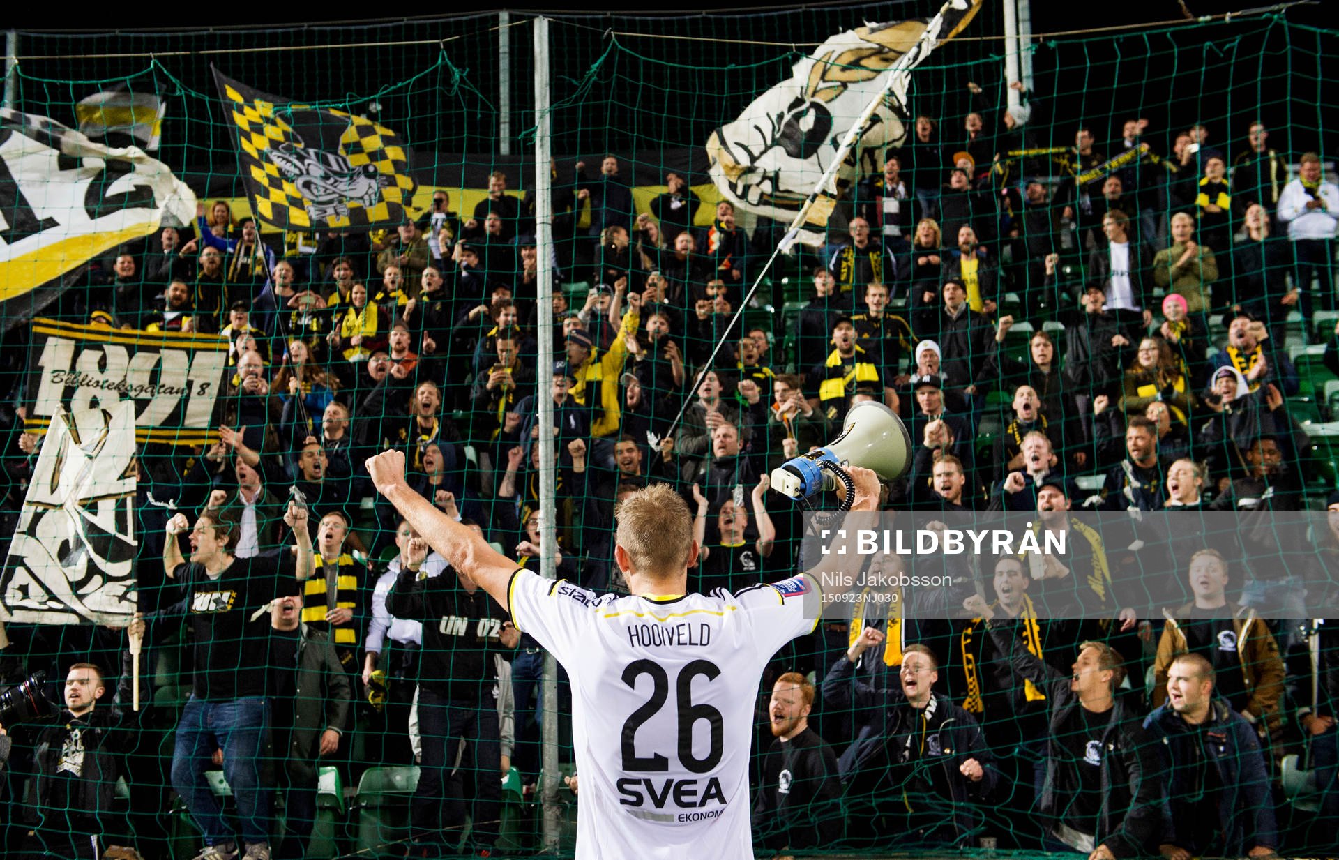 AIK:s Jos Hooiveld jublar med fansen efter fotbollsmatchen i Allsvenskan mellan GIF Sundsvall och AIK den 23 september 2015 i Sundsvall.