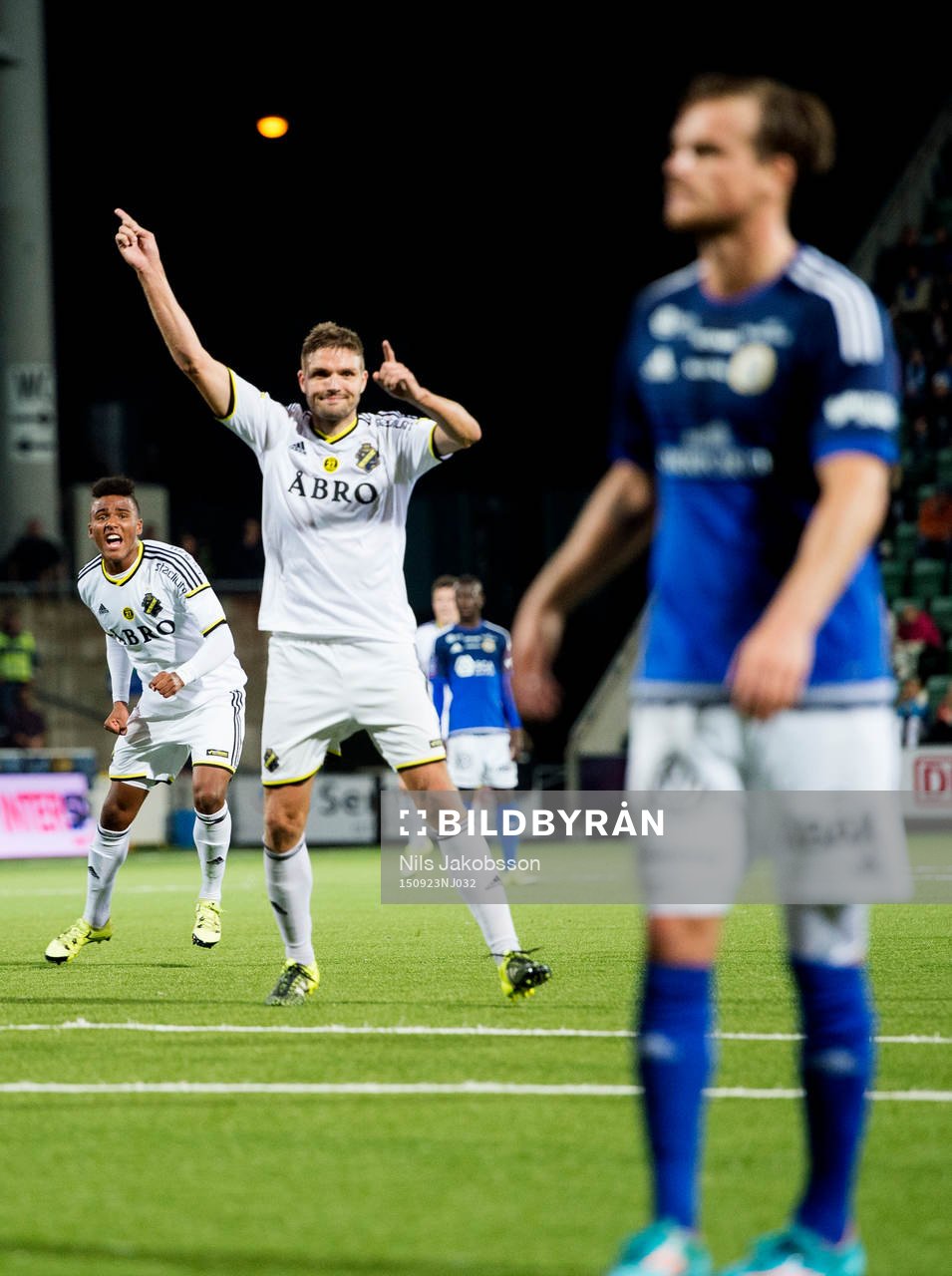 s Niclas Eliasson jublar med målskytten Jos Hooiveld