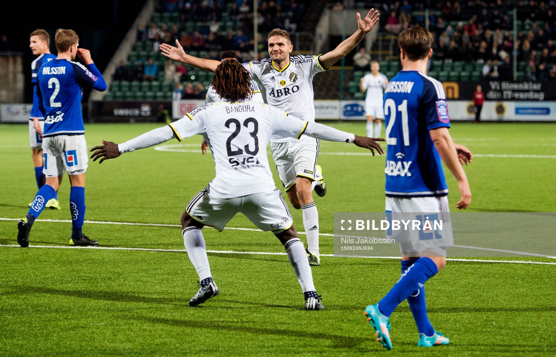 s Jos Hooiveld gör 0-2 och jublar med Mohamed Bangura