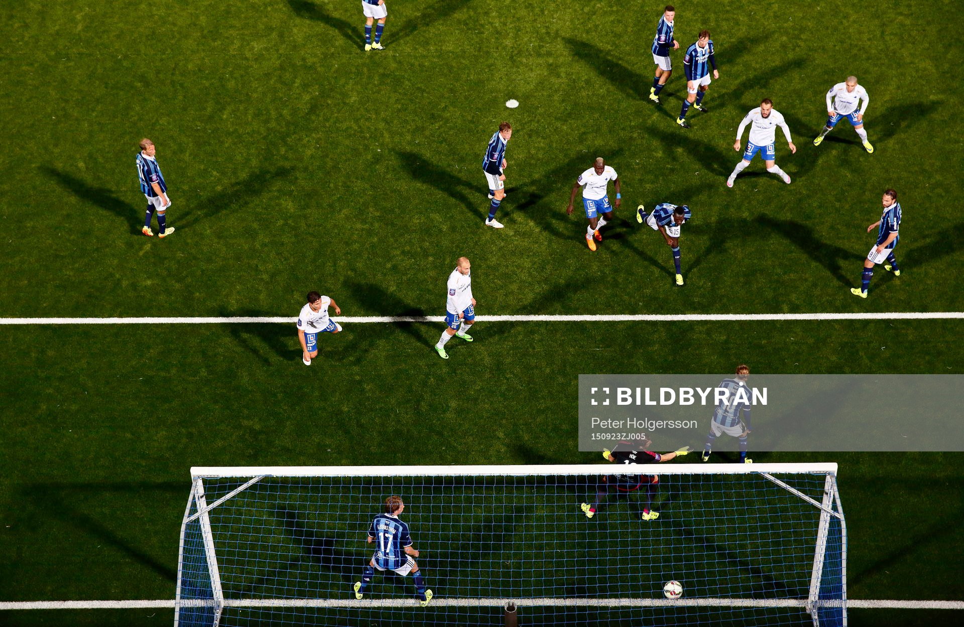 Norrköpings Emir Kujovic skjuter mål 4-2, bollen har