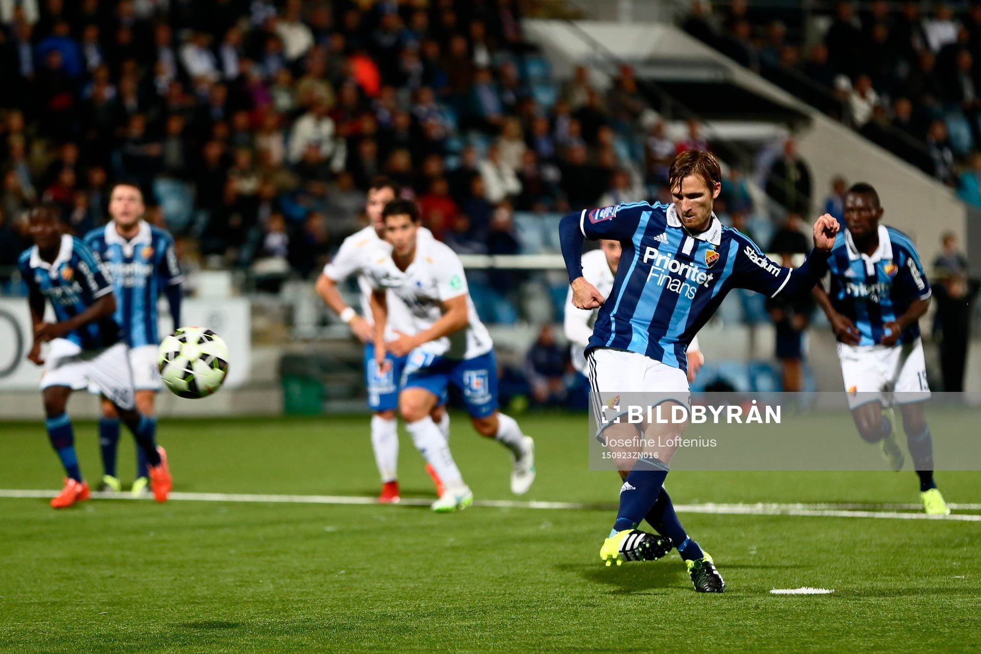Djurgårdens Jesper Arvidsson skjuter Djurgårdens straff