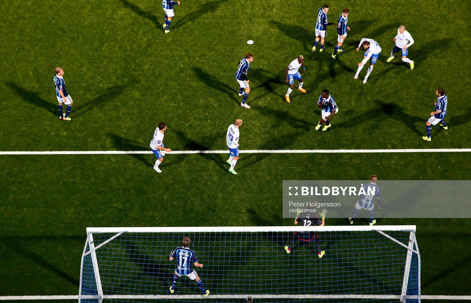 Norrköpings Emir Kujovic skjuter mål 4-2, bollen nuddar