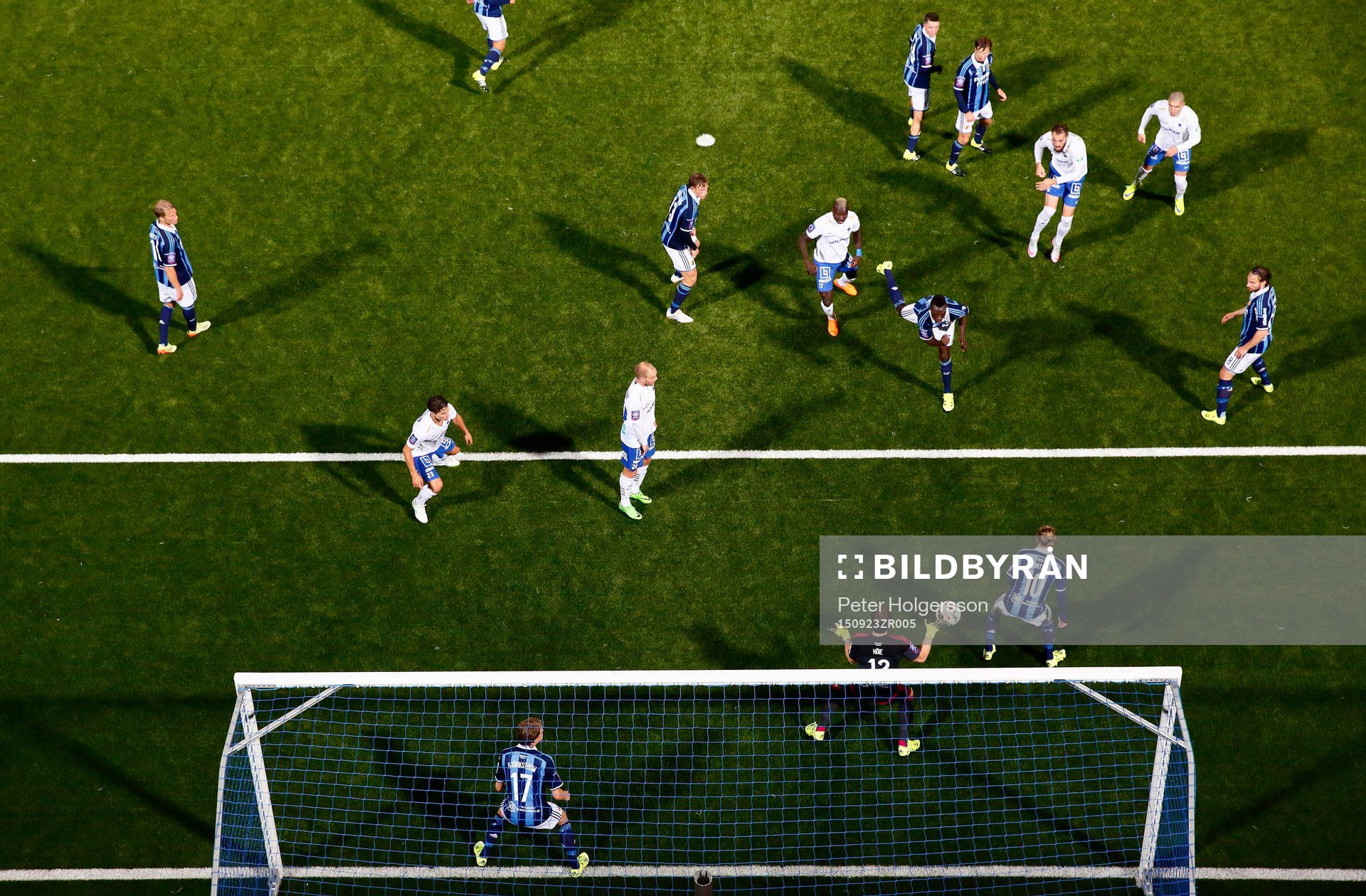 Norrköpings Emir Kujovic skjuter mål 4-2, bollen nuddar