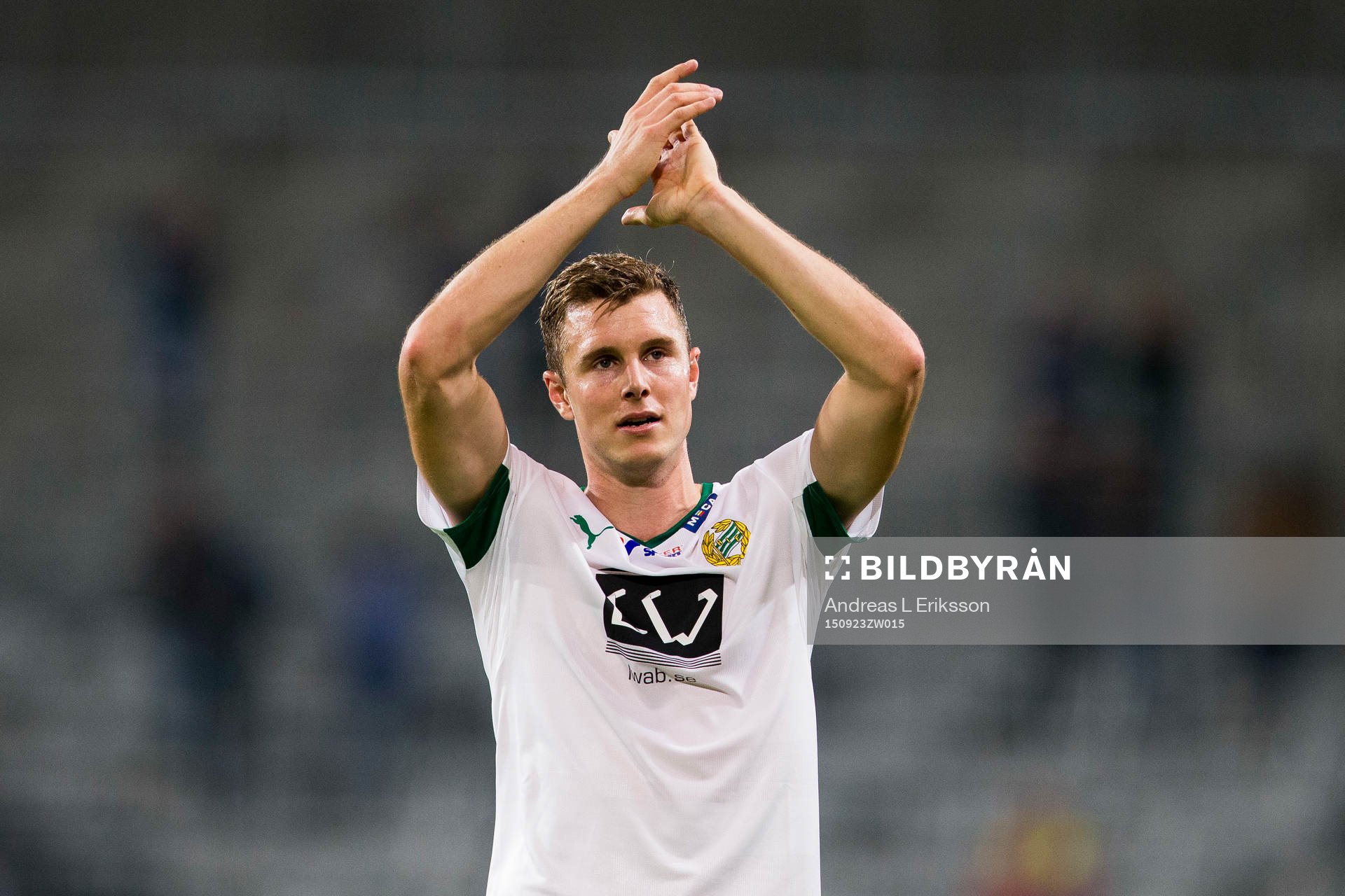 Hammarbys Richard Magyar tackar publiken