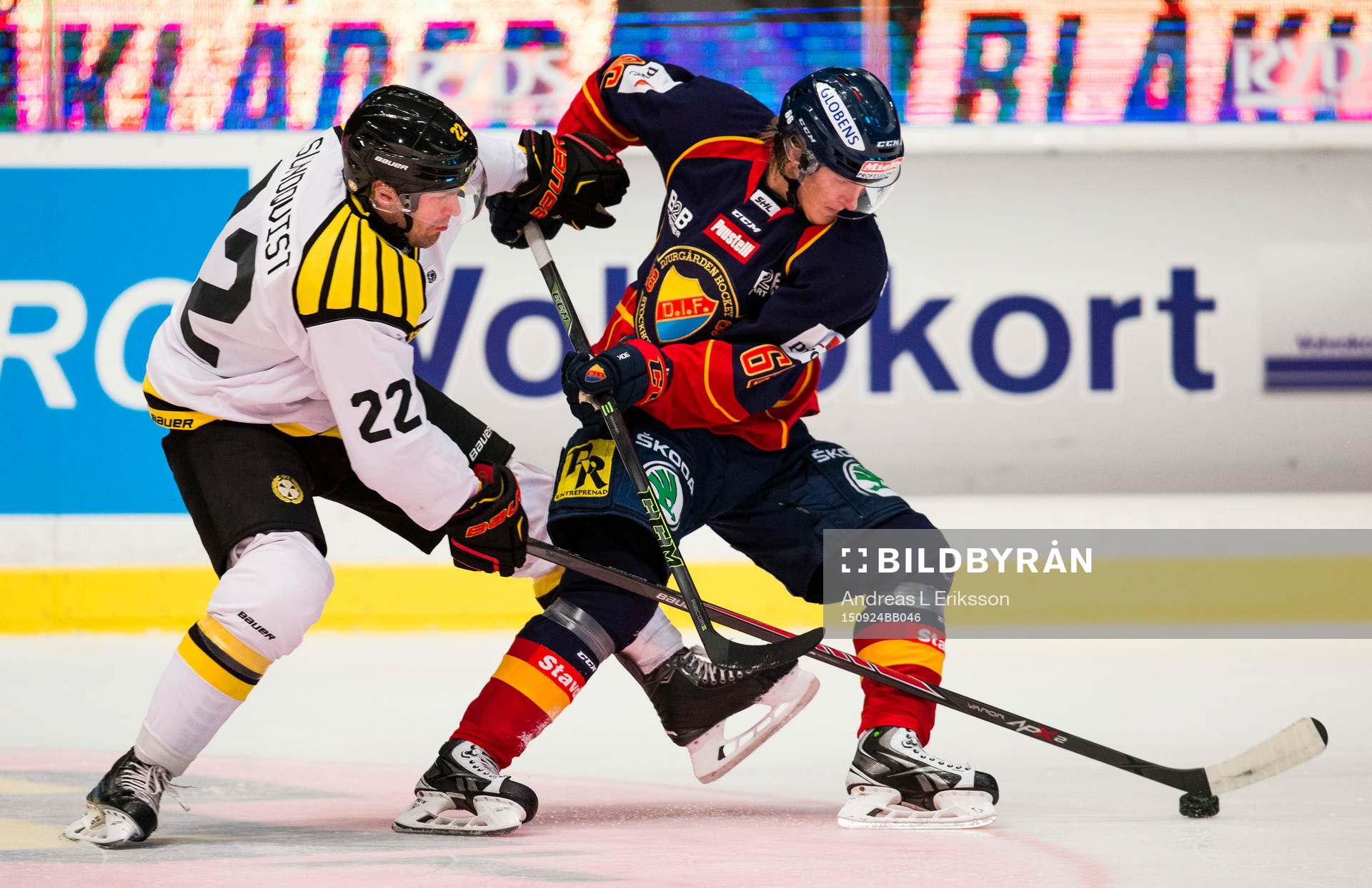 Brynäs Jörgen Sundqvist i kamp om pucken med Djurgårdens