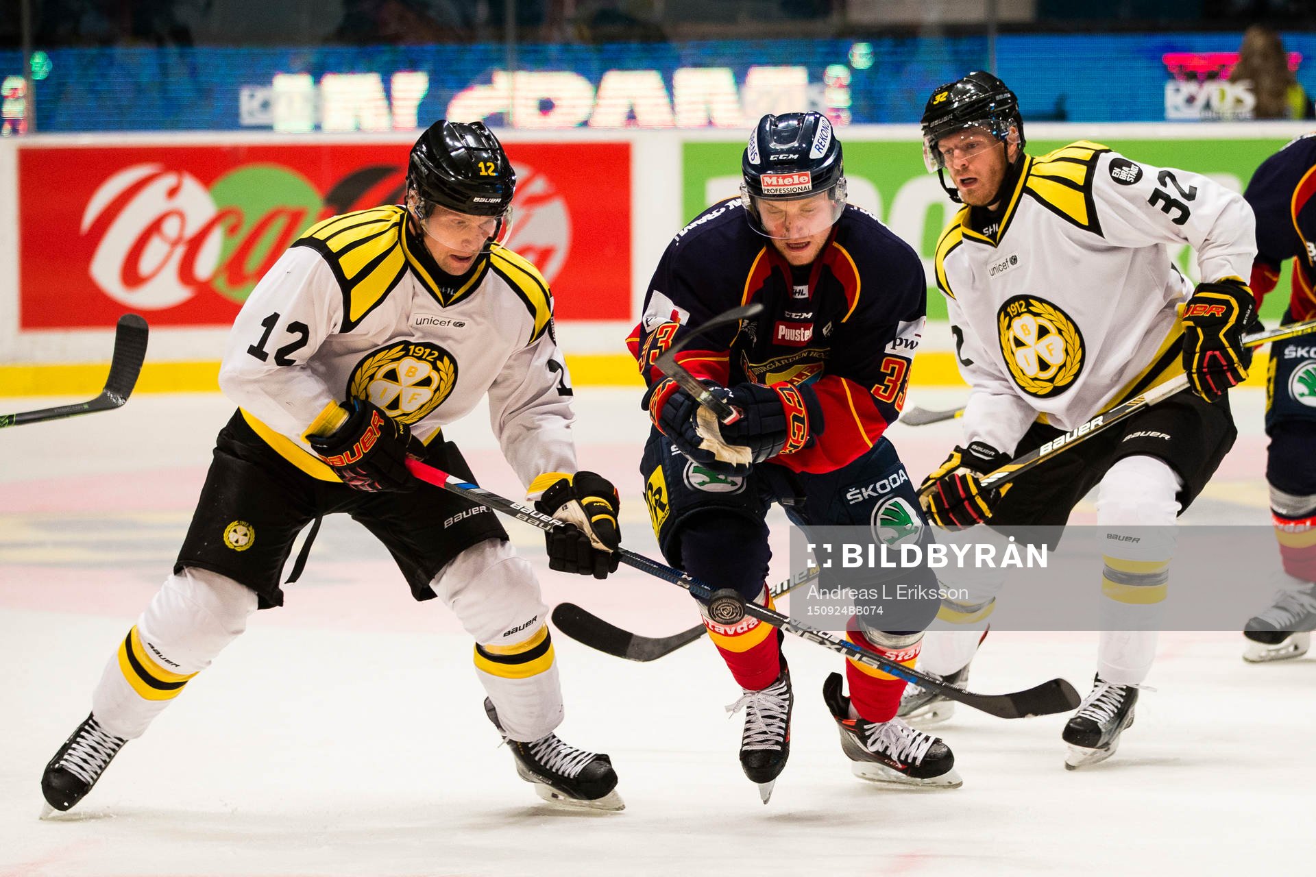 Brynäs Petr Vrana och Nick Johnson ser på när