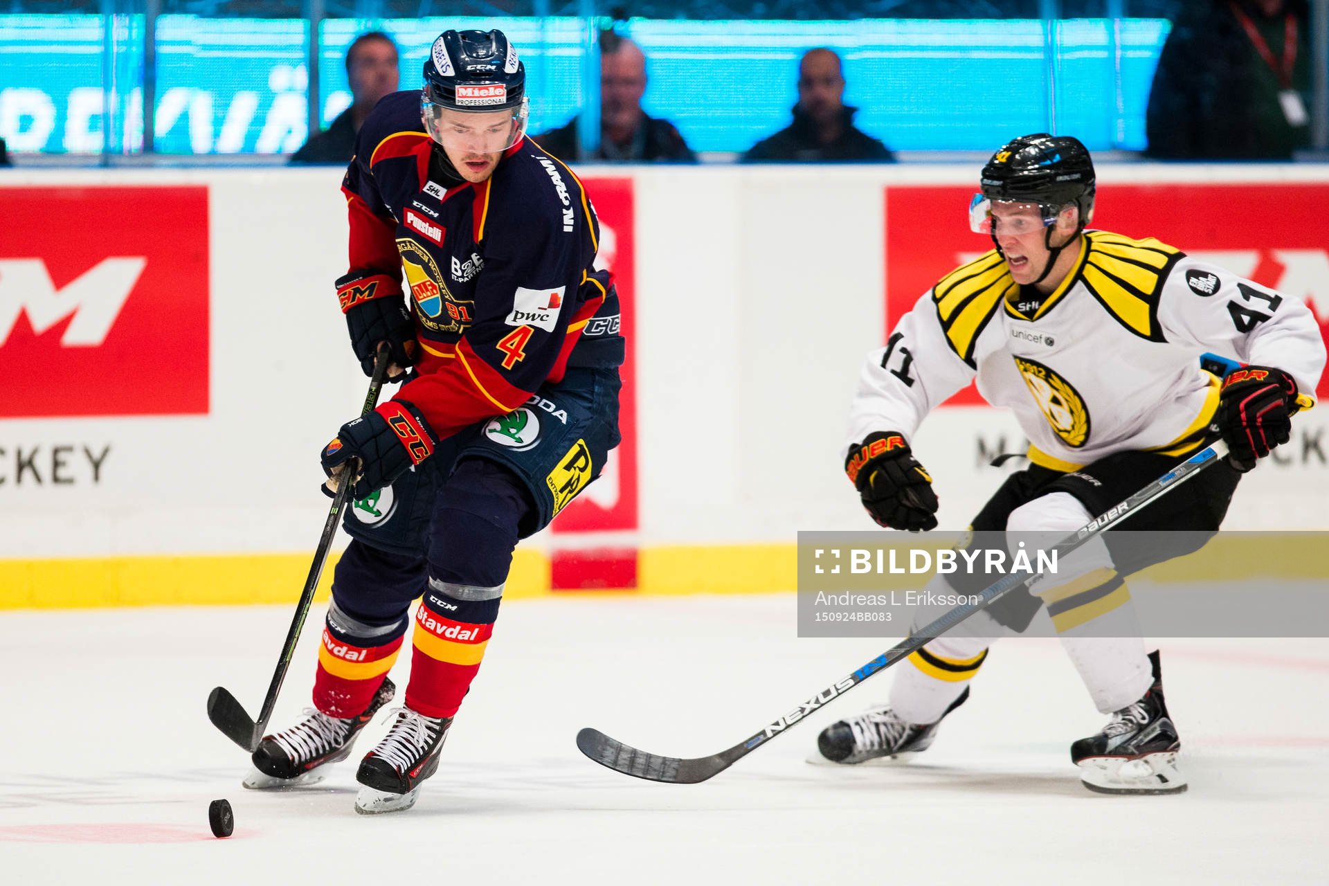 Djurgårdens Marcus Högström jagas av Brynäs Greg Scott