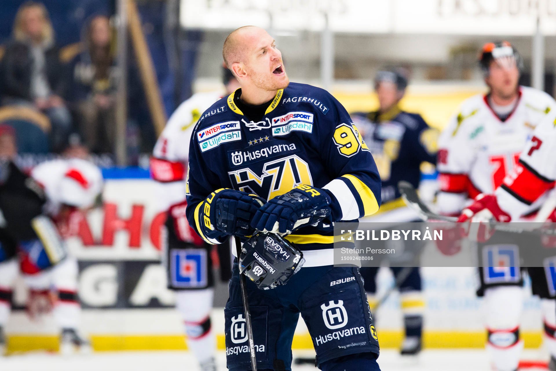 s Teemu Laine snackar med motståndare