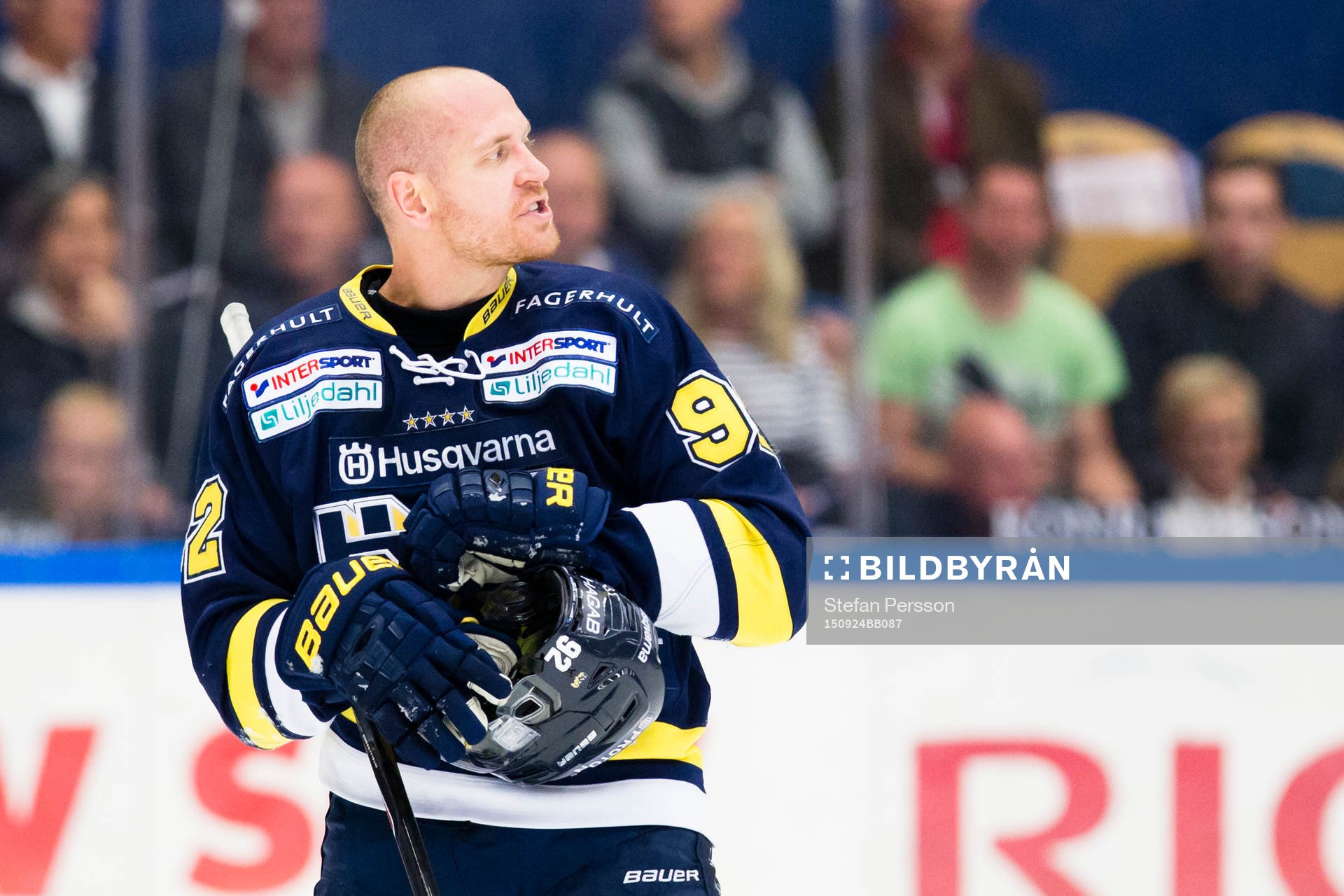 s Teemu Laine snackar med motståndare