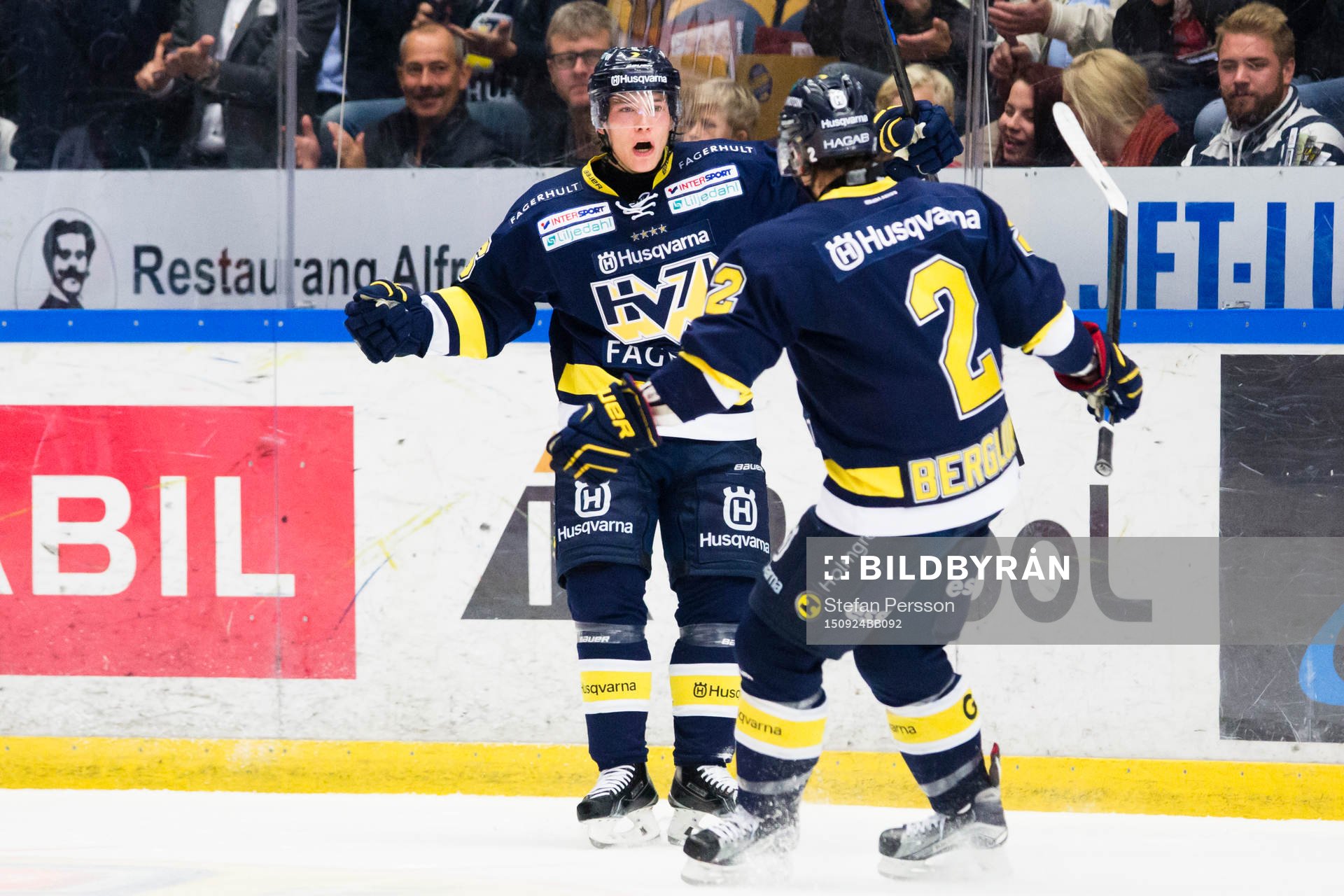 s Filip Sandberg och Kristofer Berglund jublar