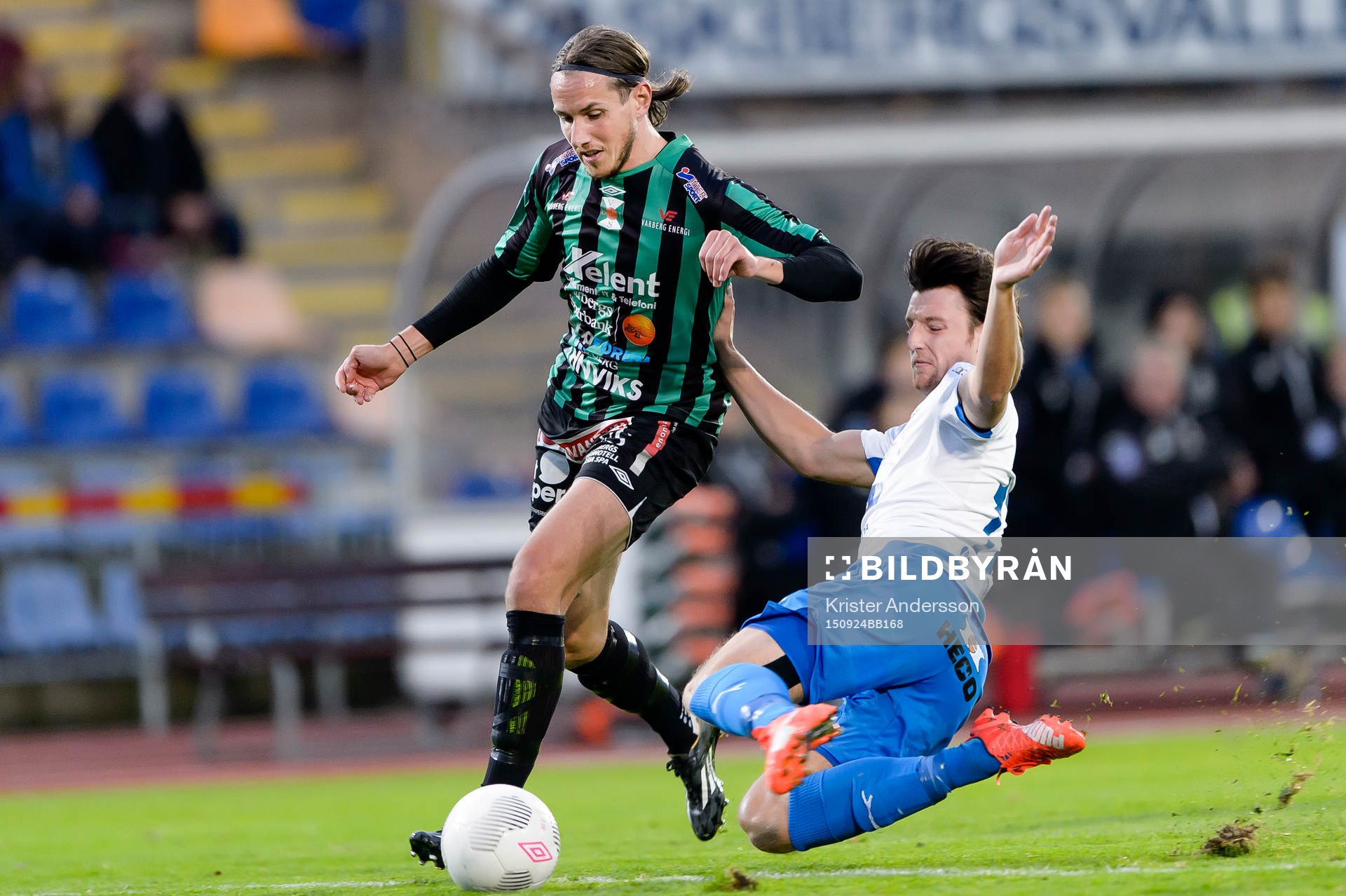Varbergs David Johannesson och Värnamos Alexander Blomqvist under fotbollsmatchen i Superettan mellan Varberg och Värnamo den 24 september 2015 i Varberg.