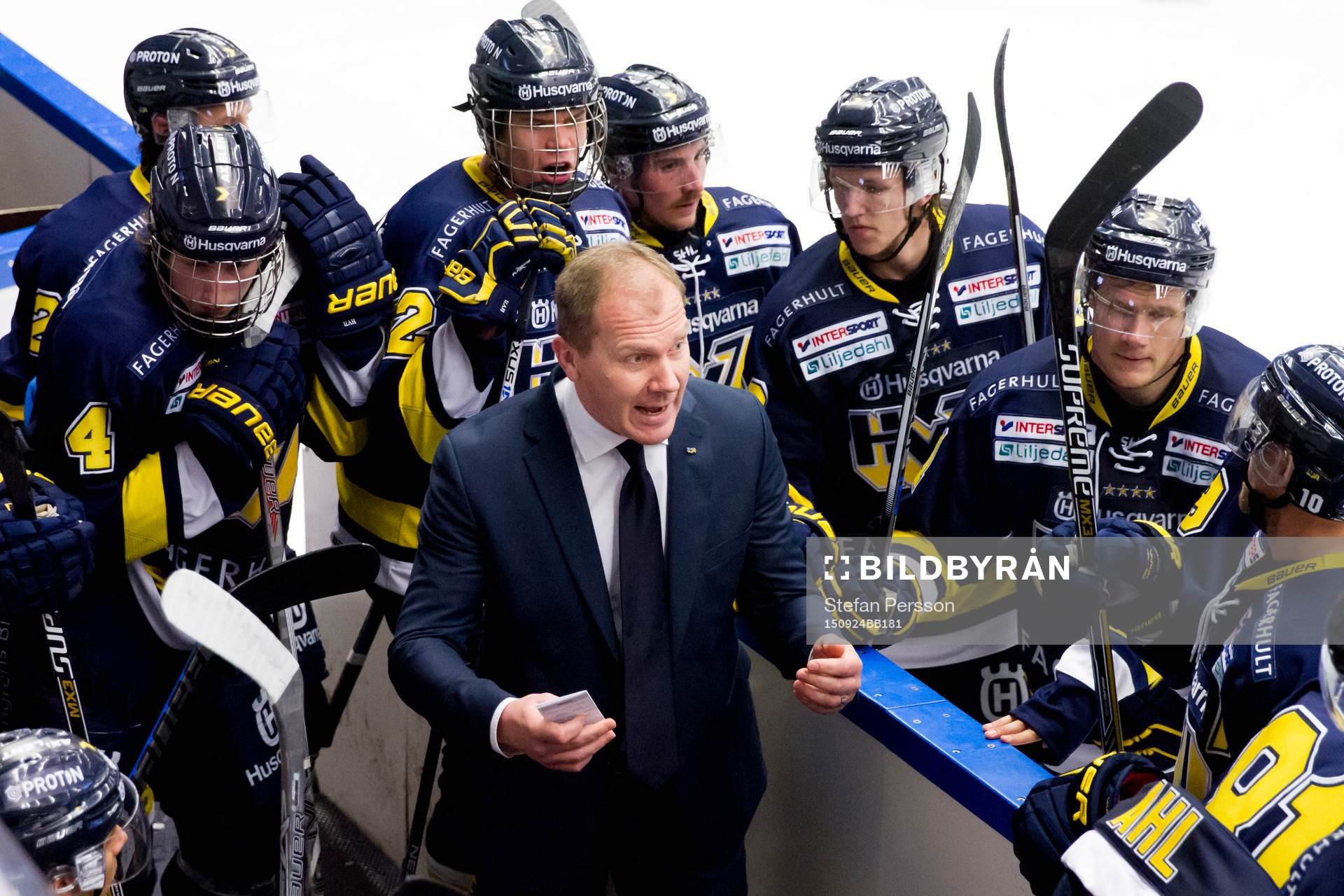 s tränare Johan Lindbom coachar