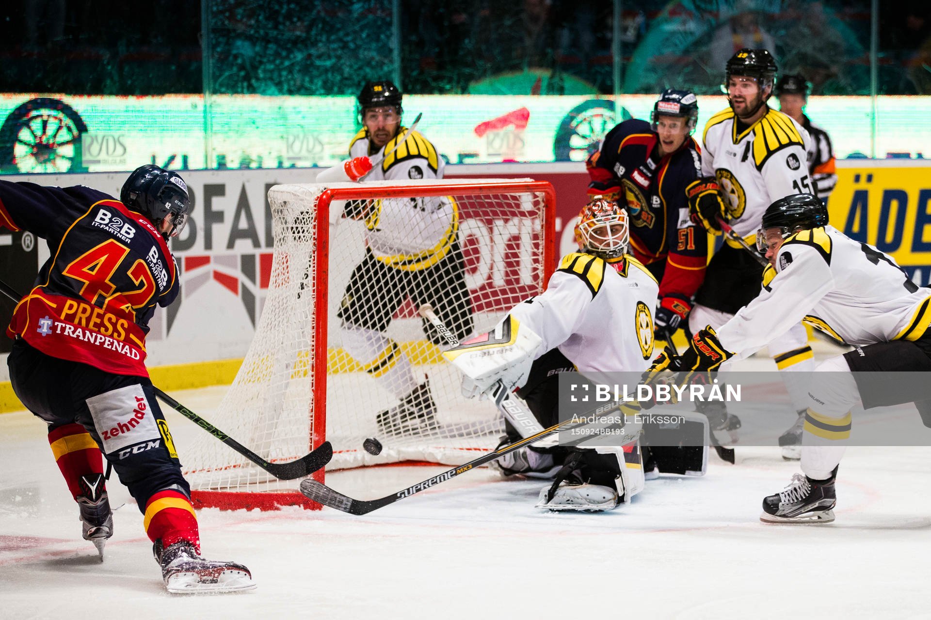 Djurgårdens Robin Press med ett skott som Brynäs målvakt