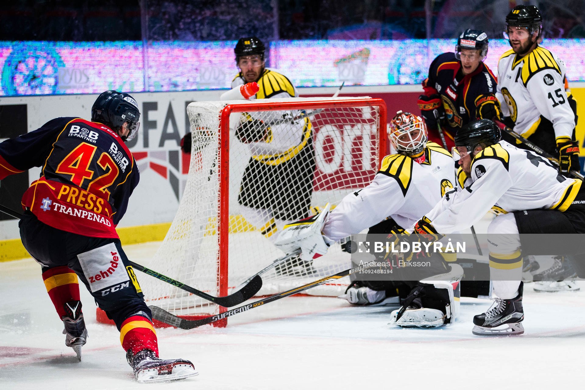 Djurgårdens Robin Press med ett skott som Brynäs målvakt