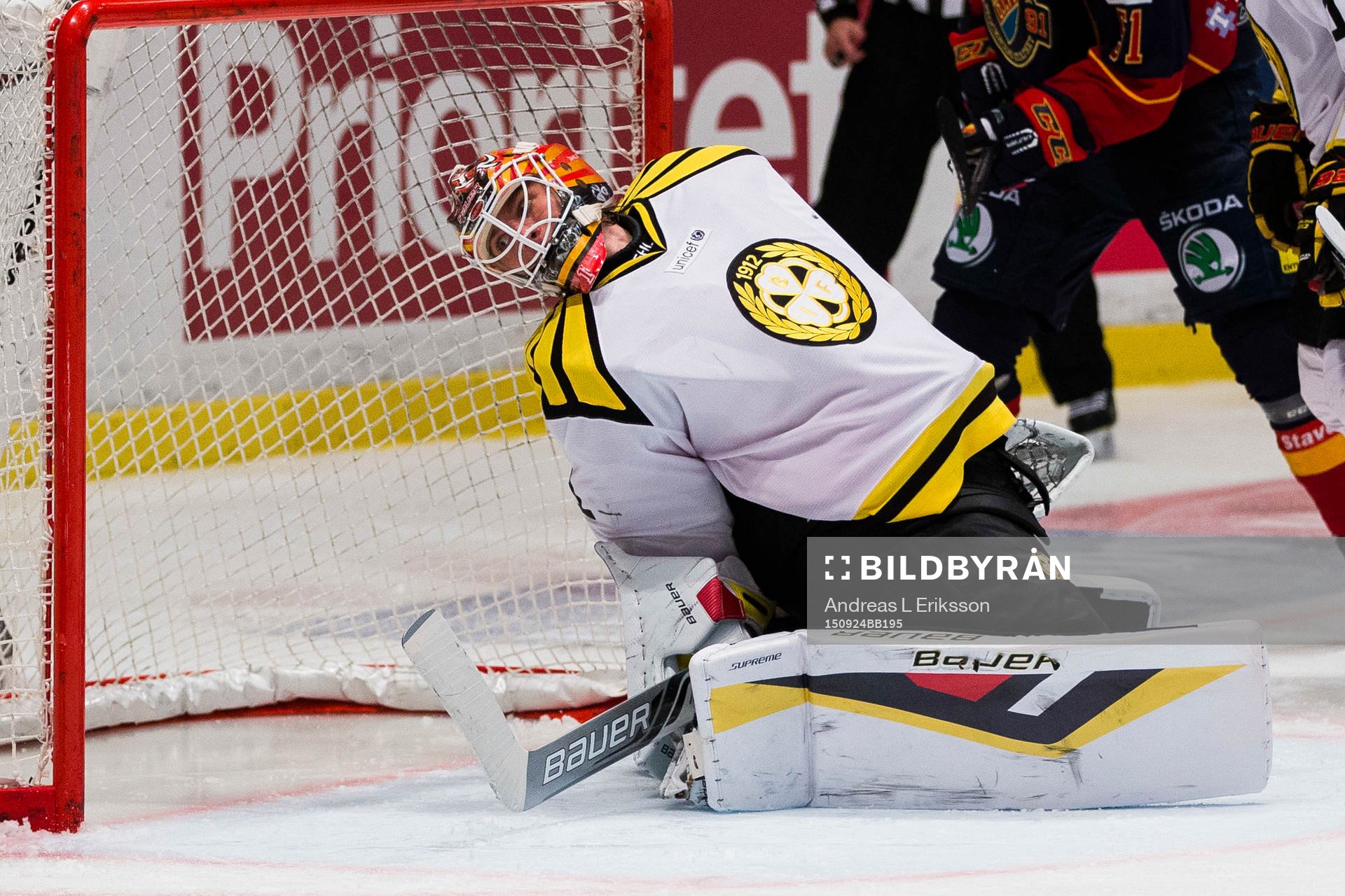 Brynäs målvakt Felix Sandström med en räddning