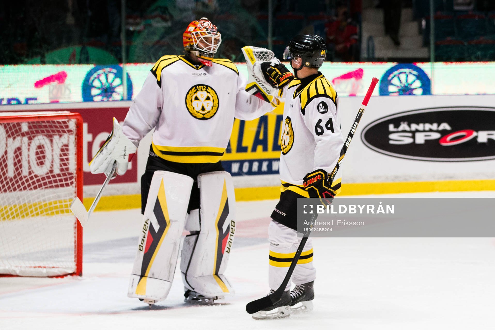 Brynäs målvakt Felix Sandström och Jonathan Pudas jublar