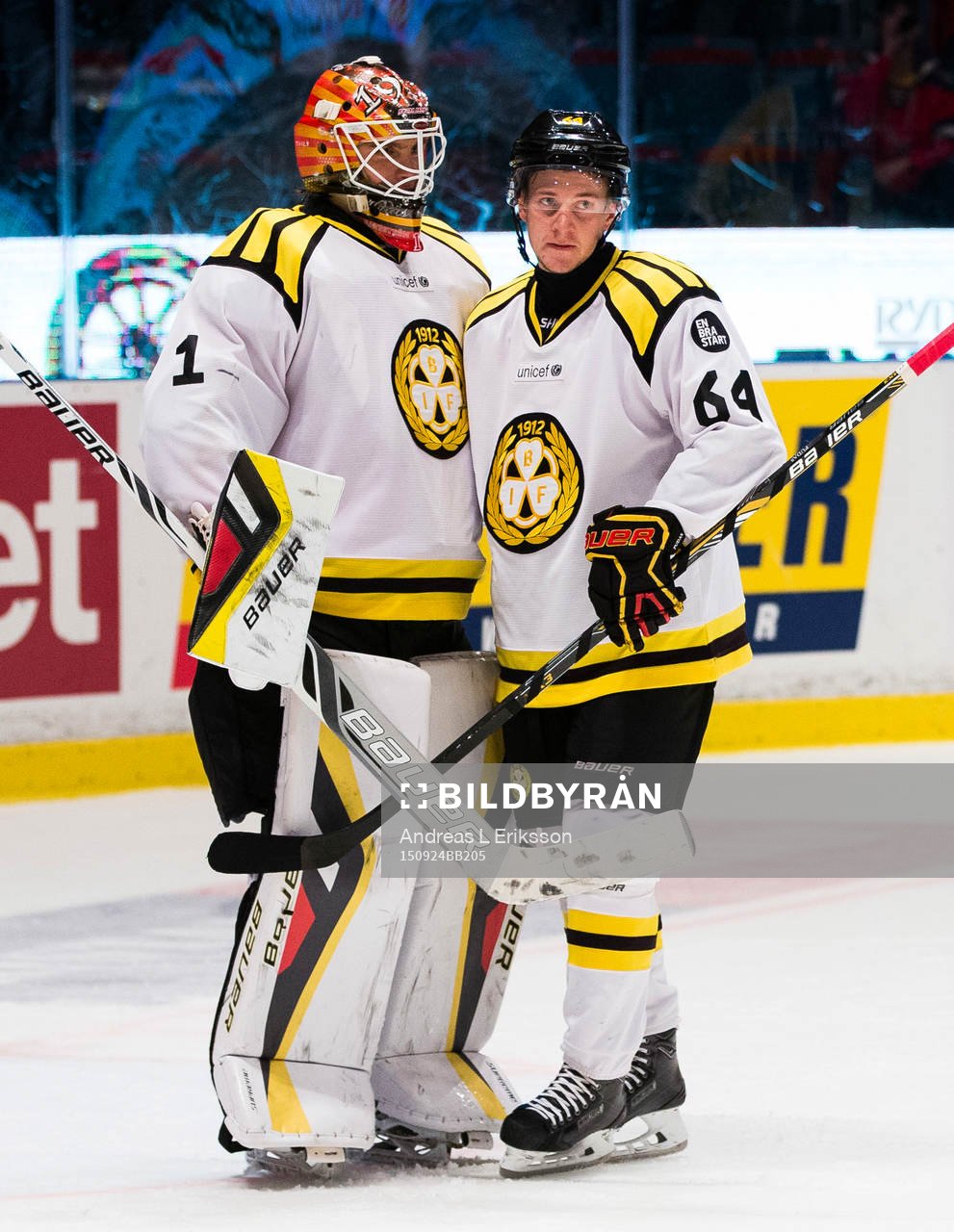Brynäs målvakt Felix Sandström och Jonathan Pudas jublar