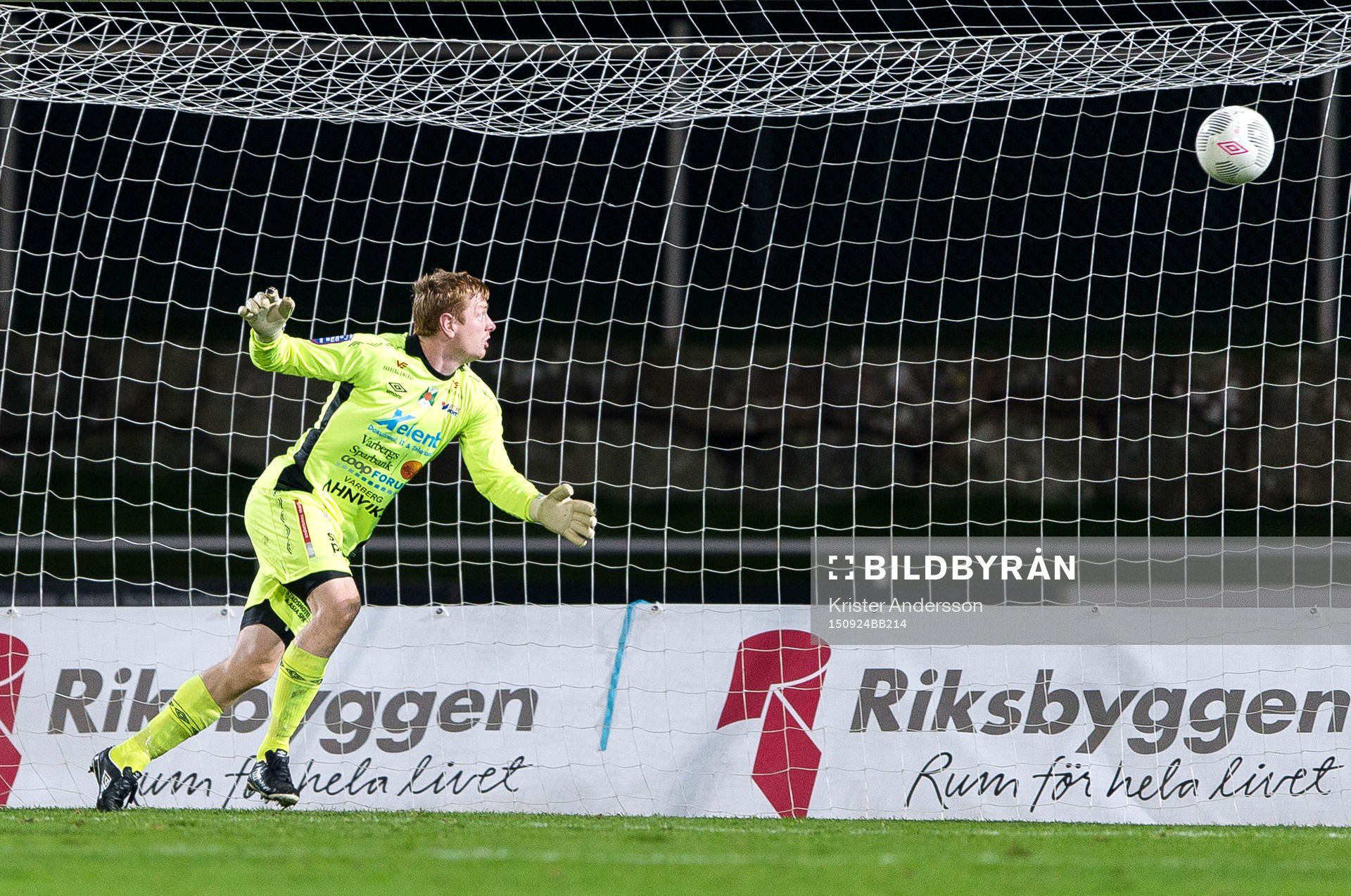 Varbergs målvakt Joakim Wulff ser bollen gå in till 2-1