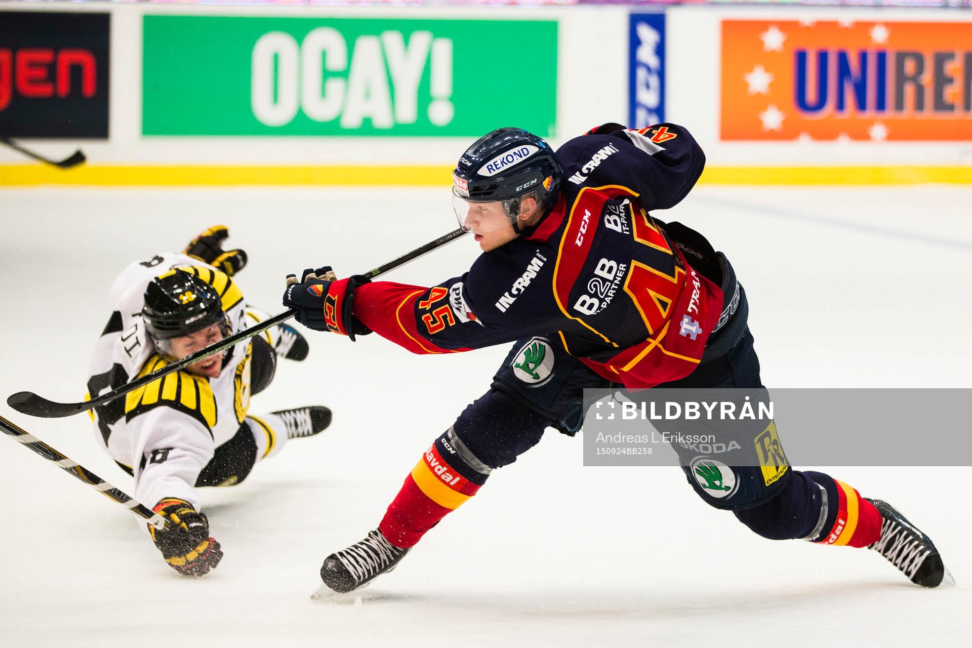 Brynäs Anton Rödin slänger sig framför Djurgårdens