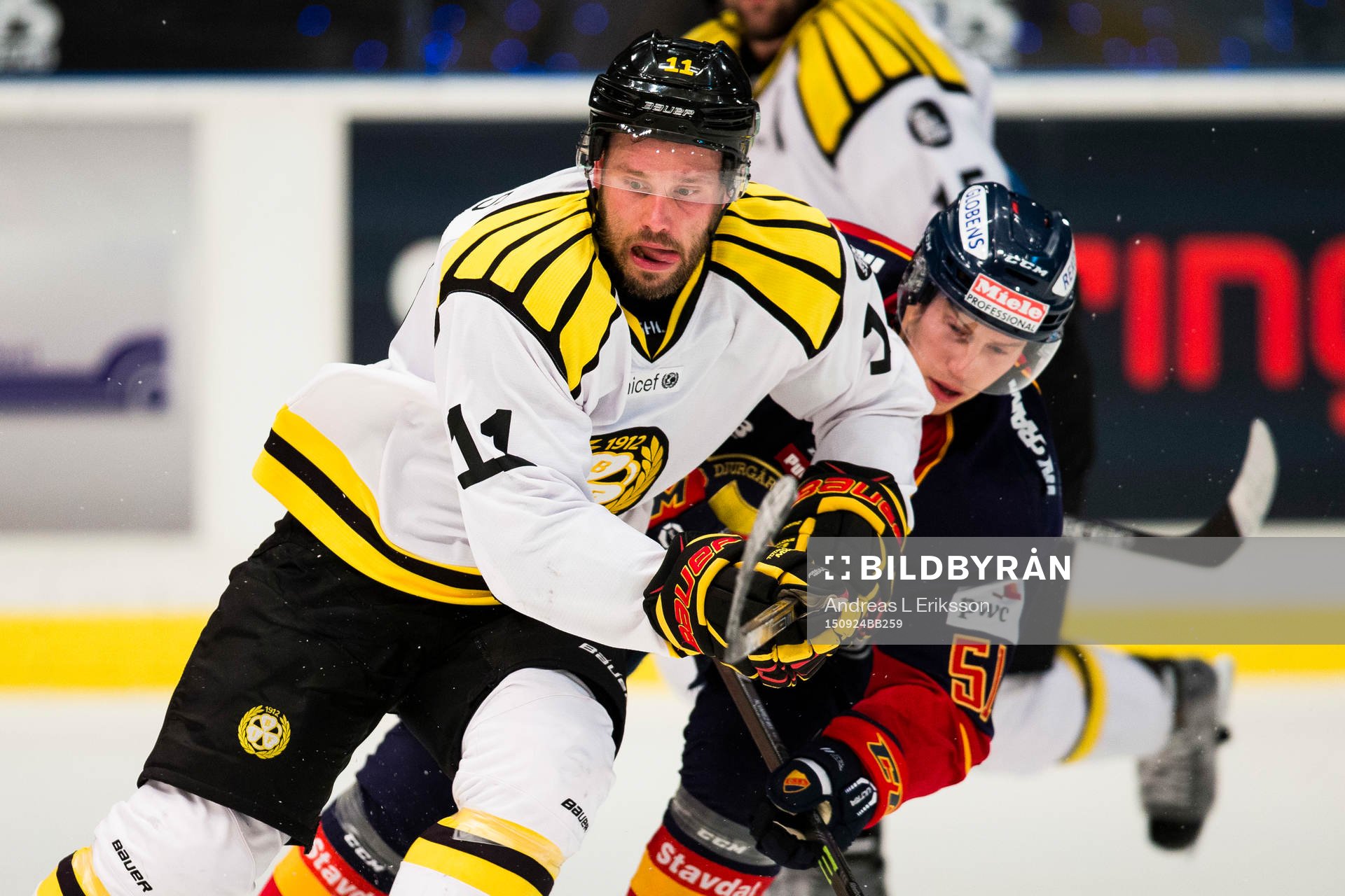 Brynäs Marc Zanetti jagas av Djurgårdens Robin Alvarez